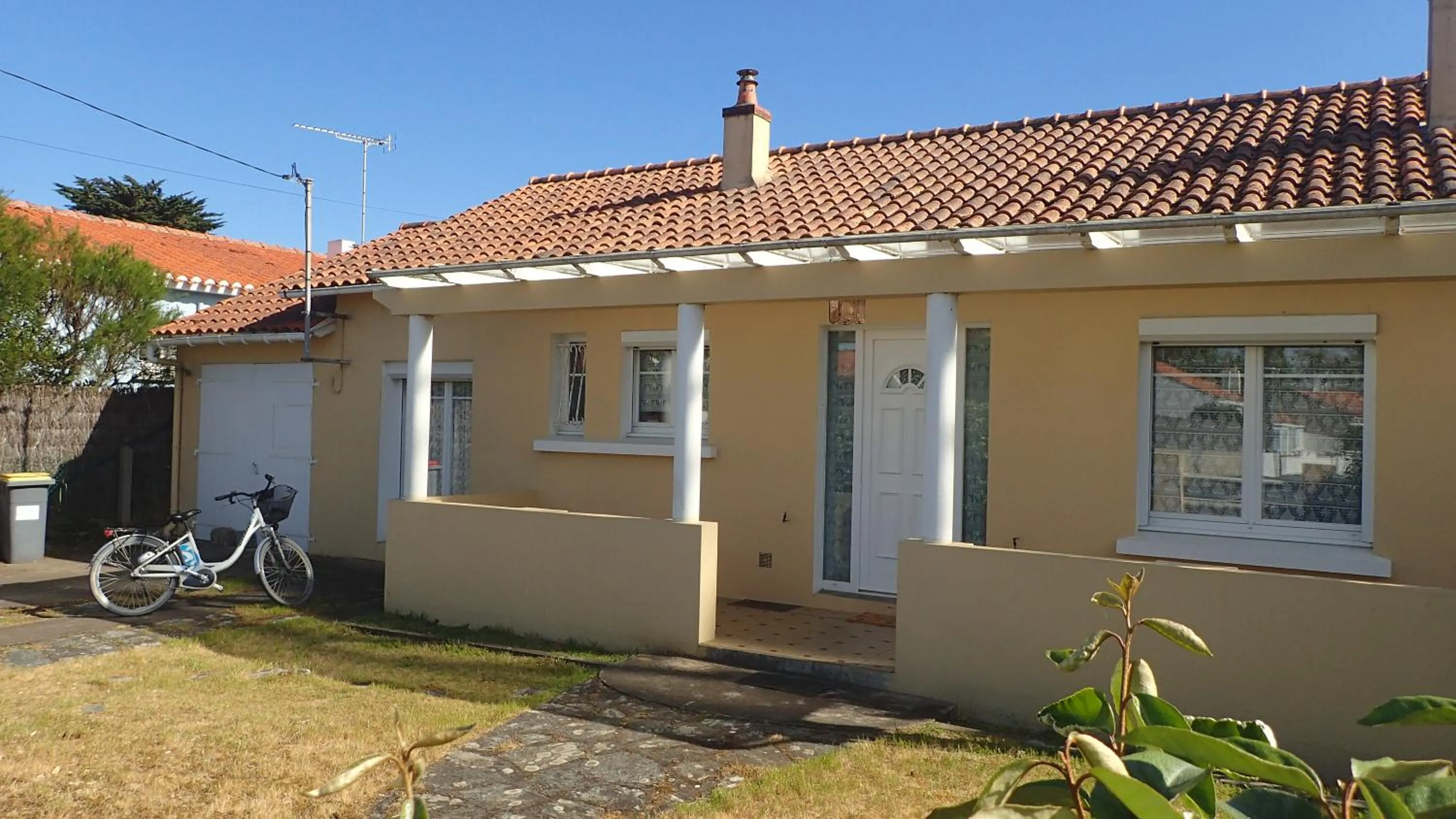 Two-Bedroom House - single occupancy in Maison bord de mer