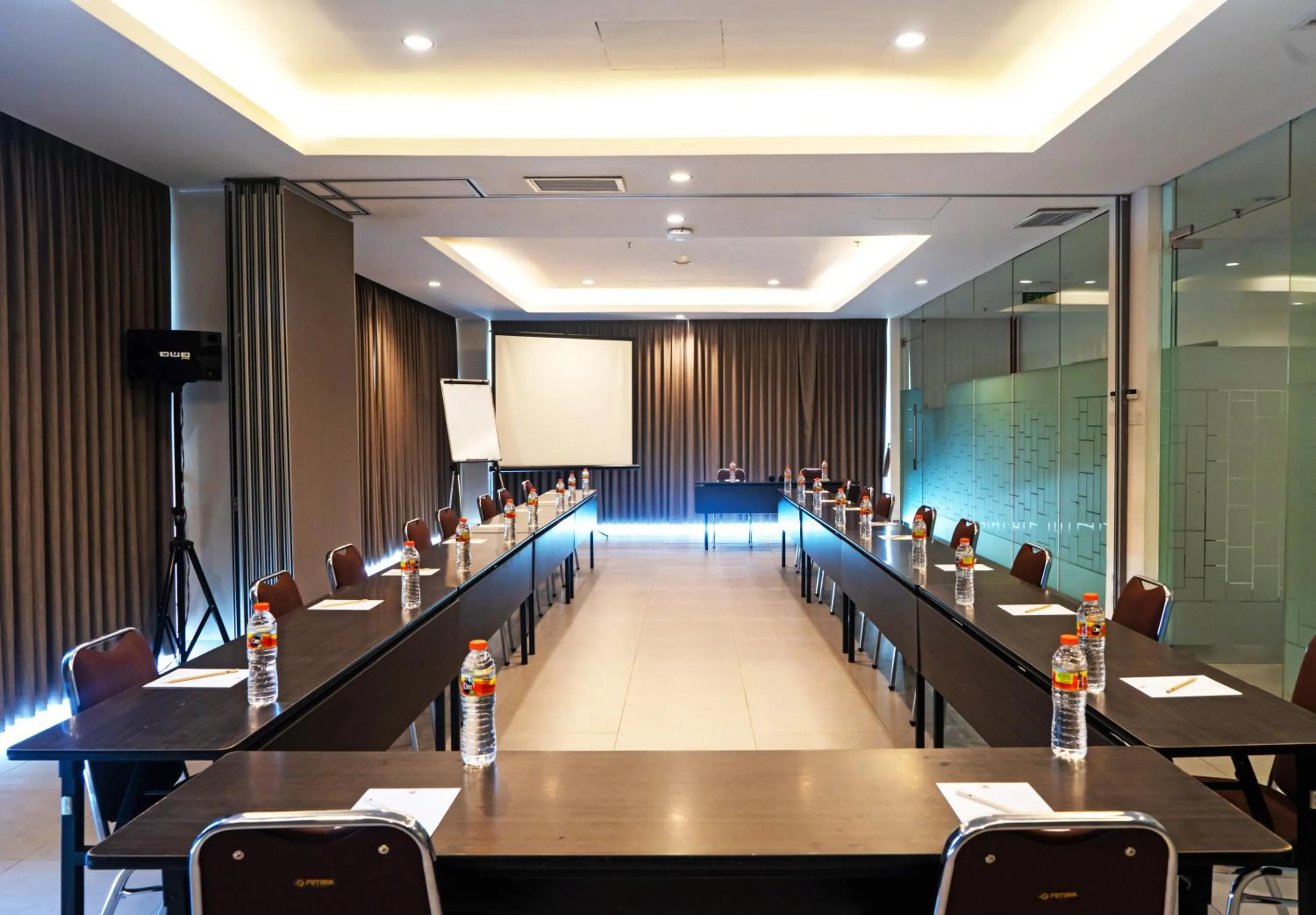 Business facilities in Lynn Hotel Serang