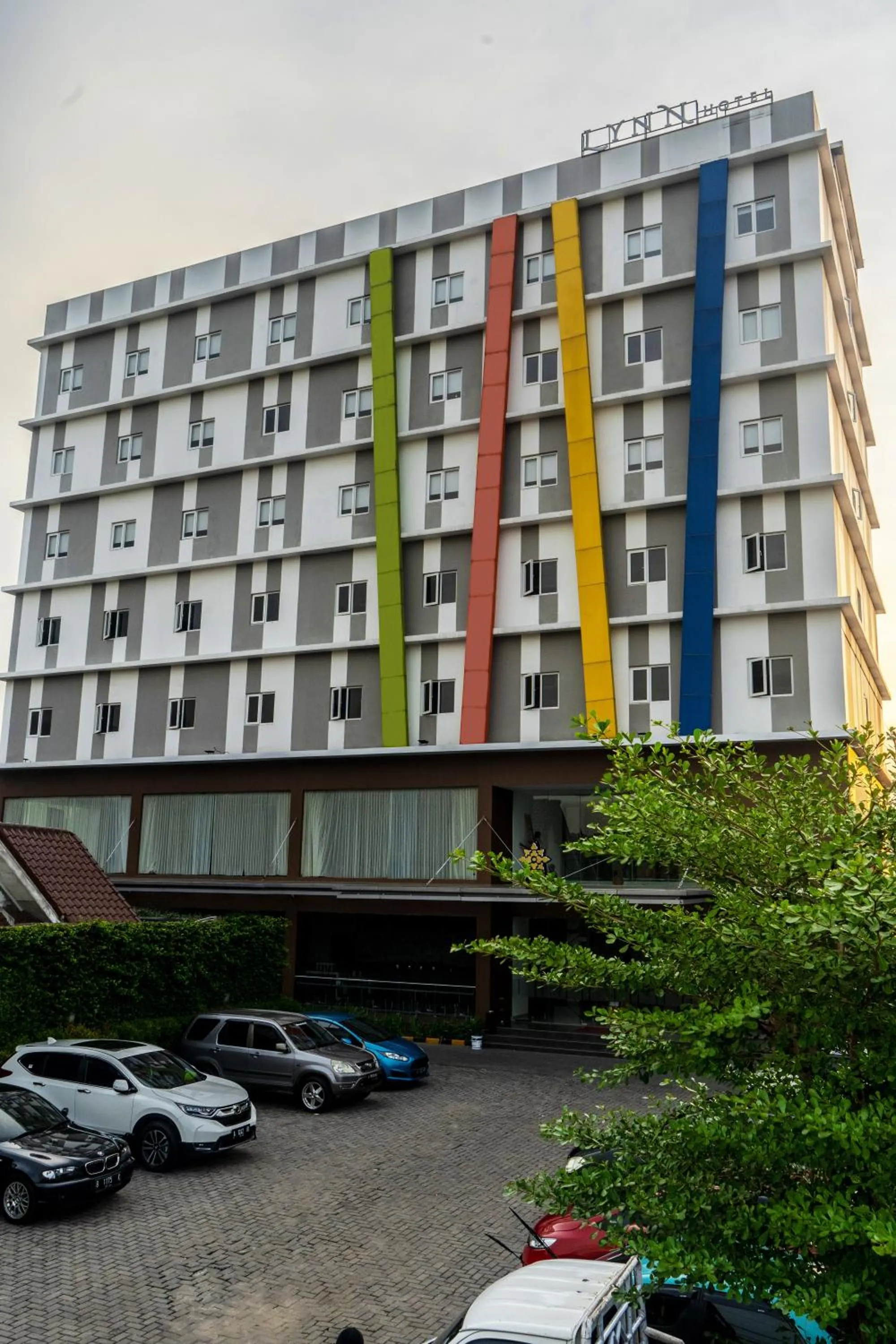 Property building in Lynn Hotel Serang