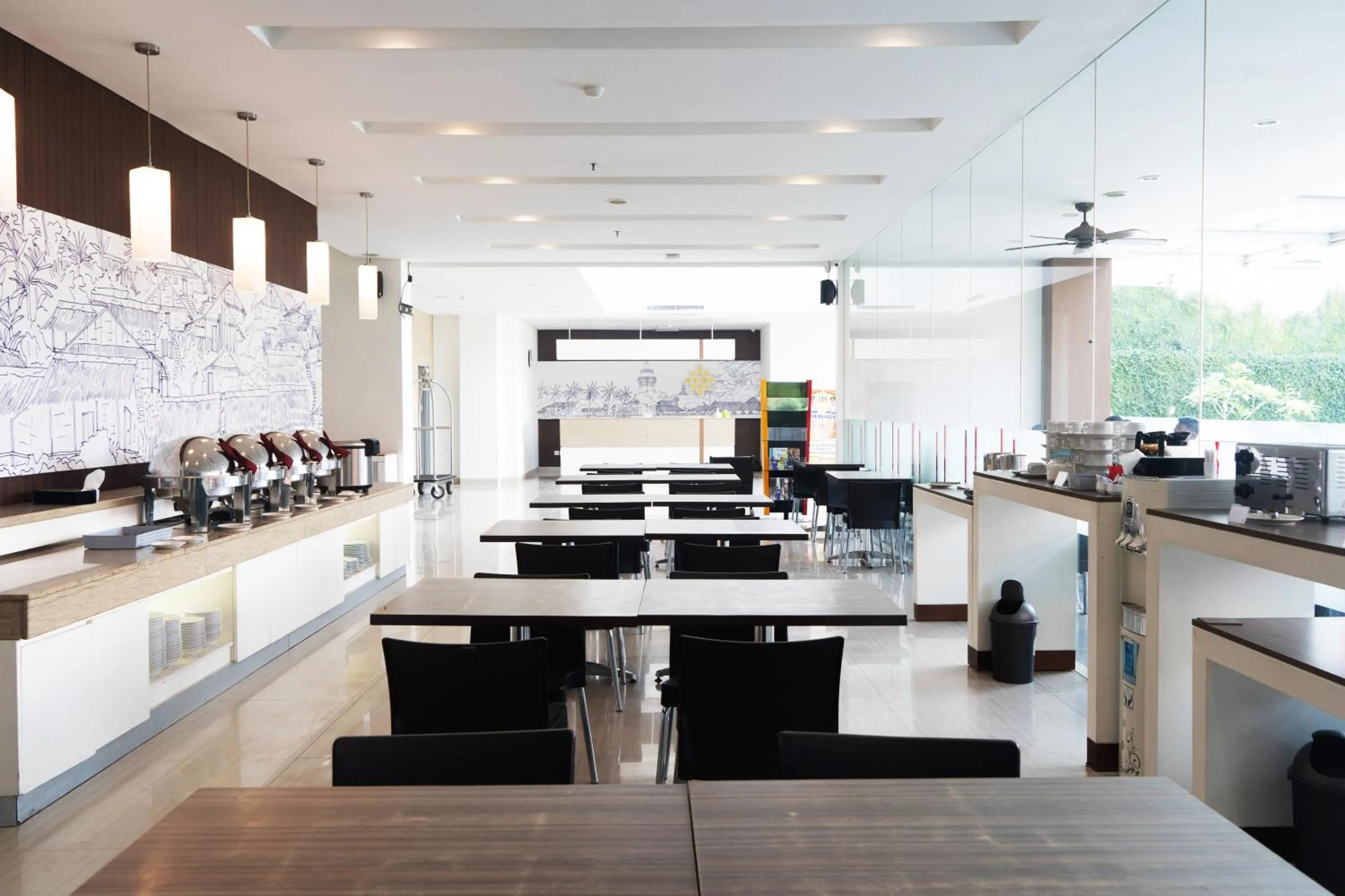 Restaurant/places to eat in Lynn Hotel Serang