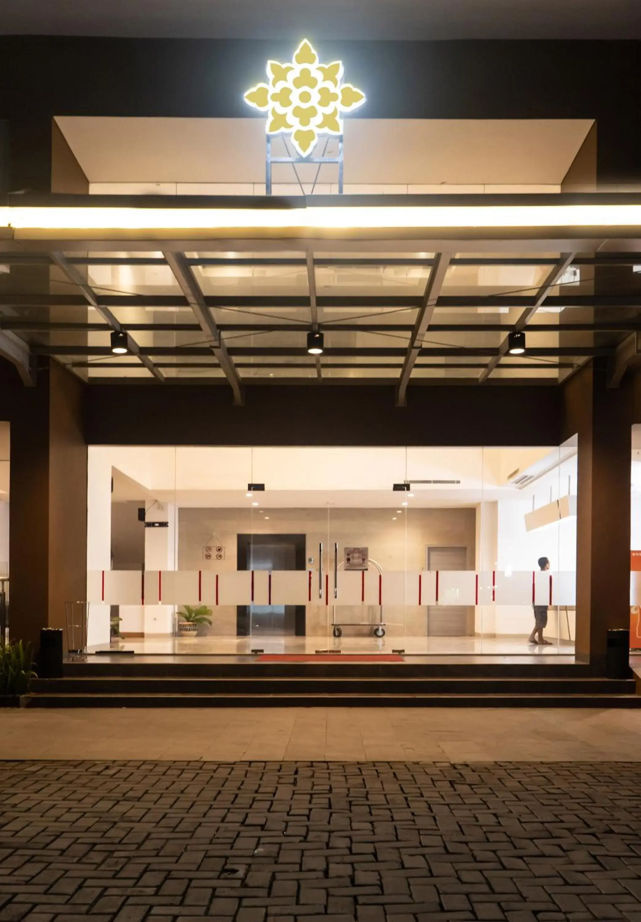 Facade/entrance in Lynn Hotel Serang Facade/entrance in Lynn Hotel Serang
