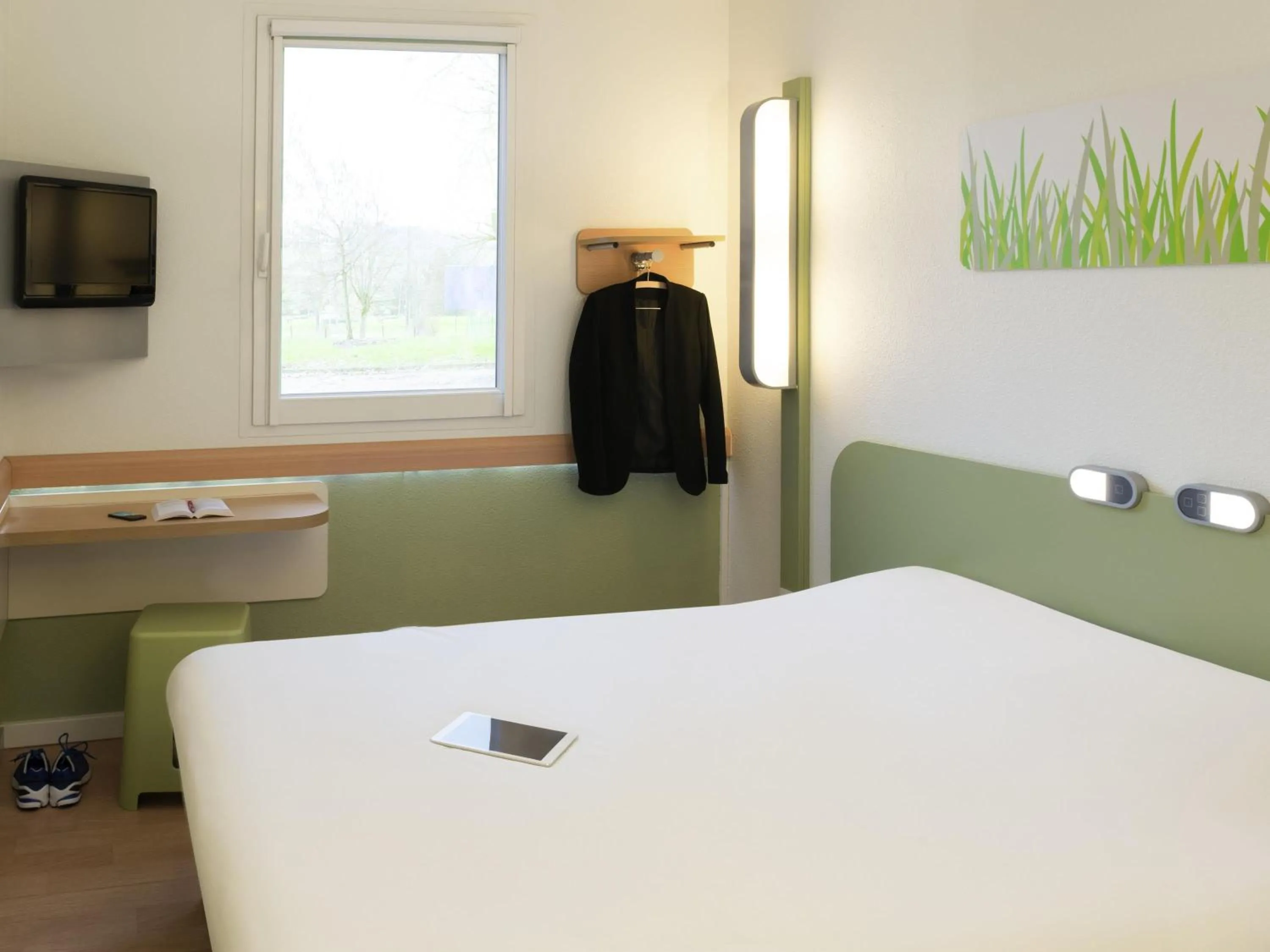 Bedroom, Bed in ibis Budget Lons-le-Saunier