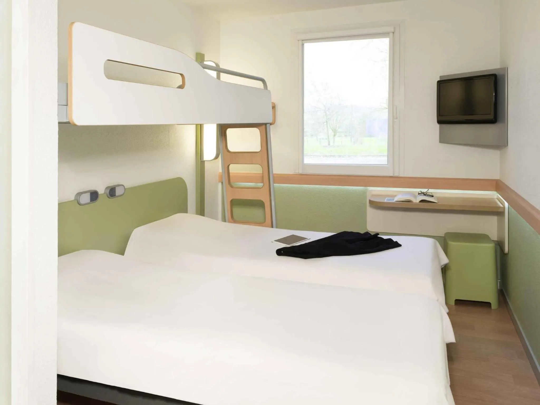 Bedroom, Bed in ibis Budget Lons-le-Saunier