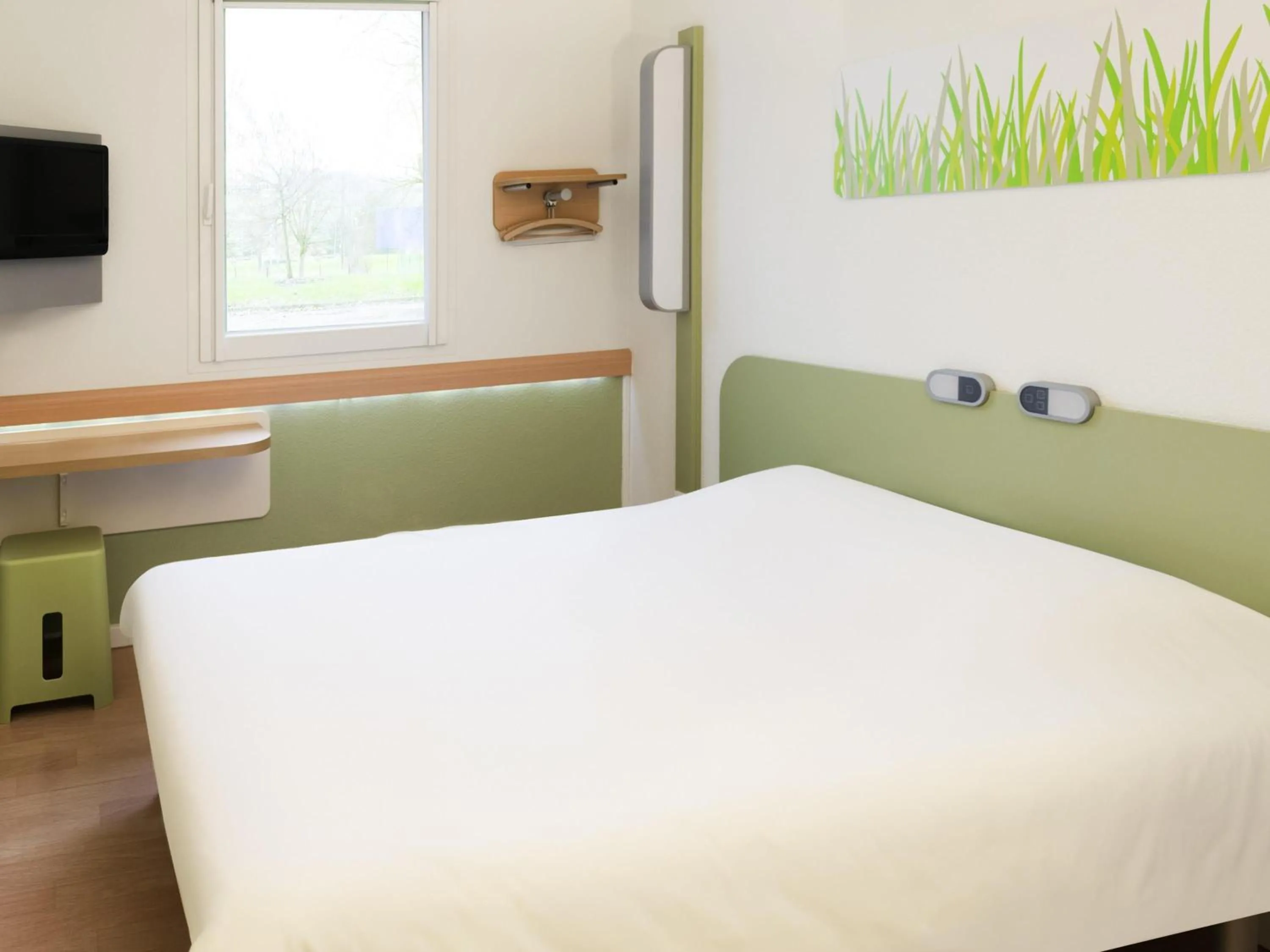 Bedroom, Bed in ibis Budget Lons-le-Saunier