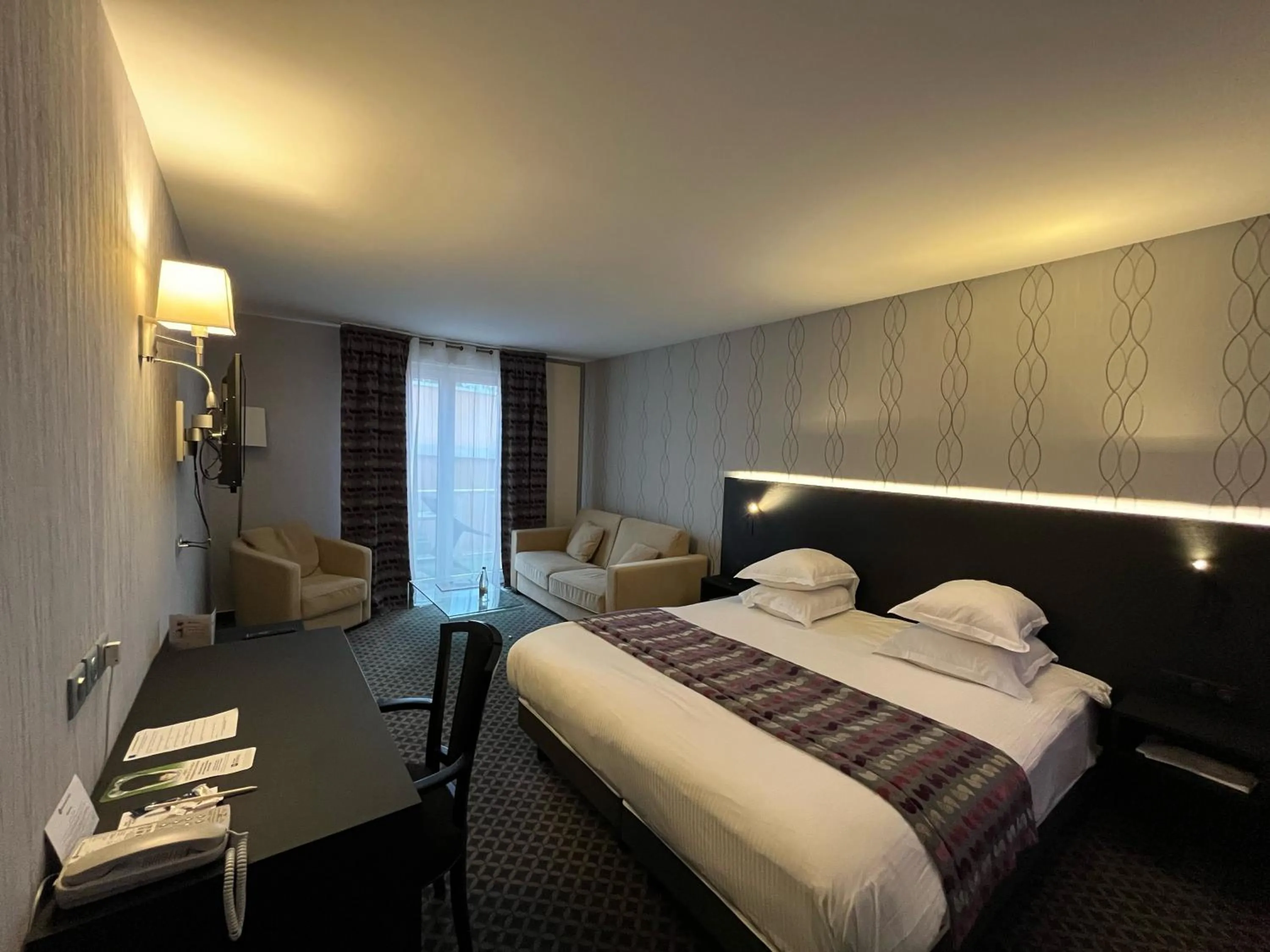 Photo of the whole room, Bed in Best Western Plus La Fayette Hotel et SPA