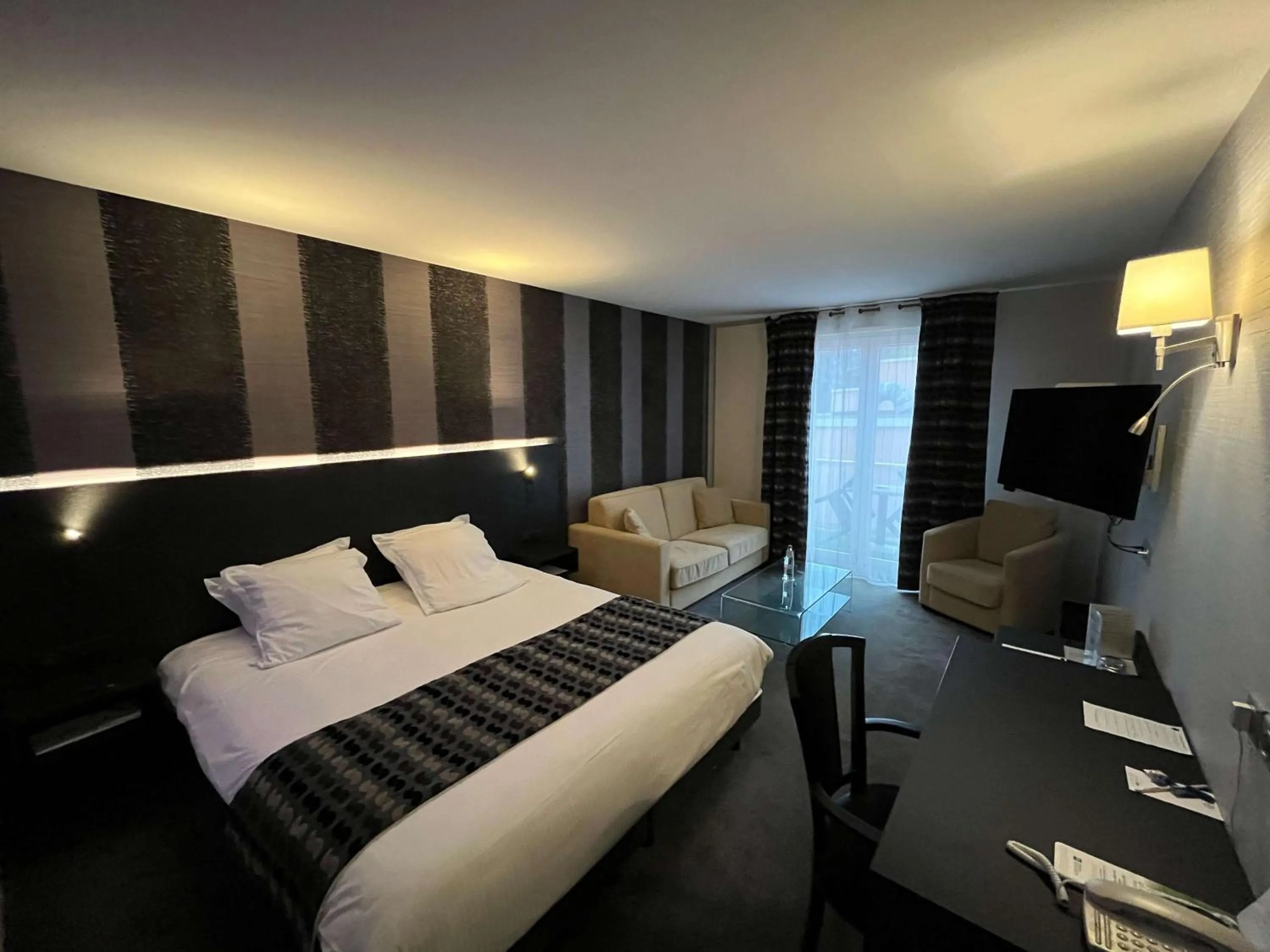 Photo of the whole room, Bed in Best Western Plus La Fayette Hotel et SPA