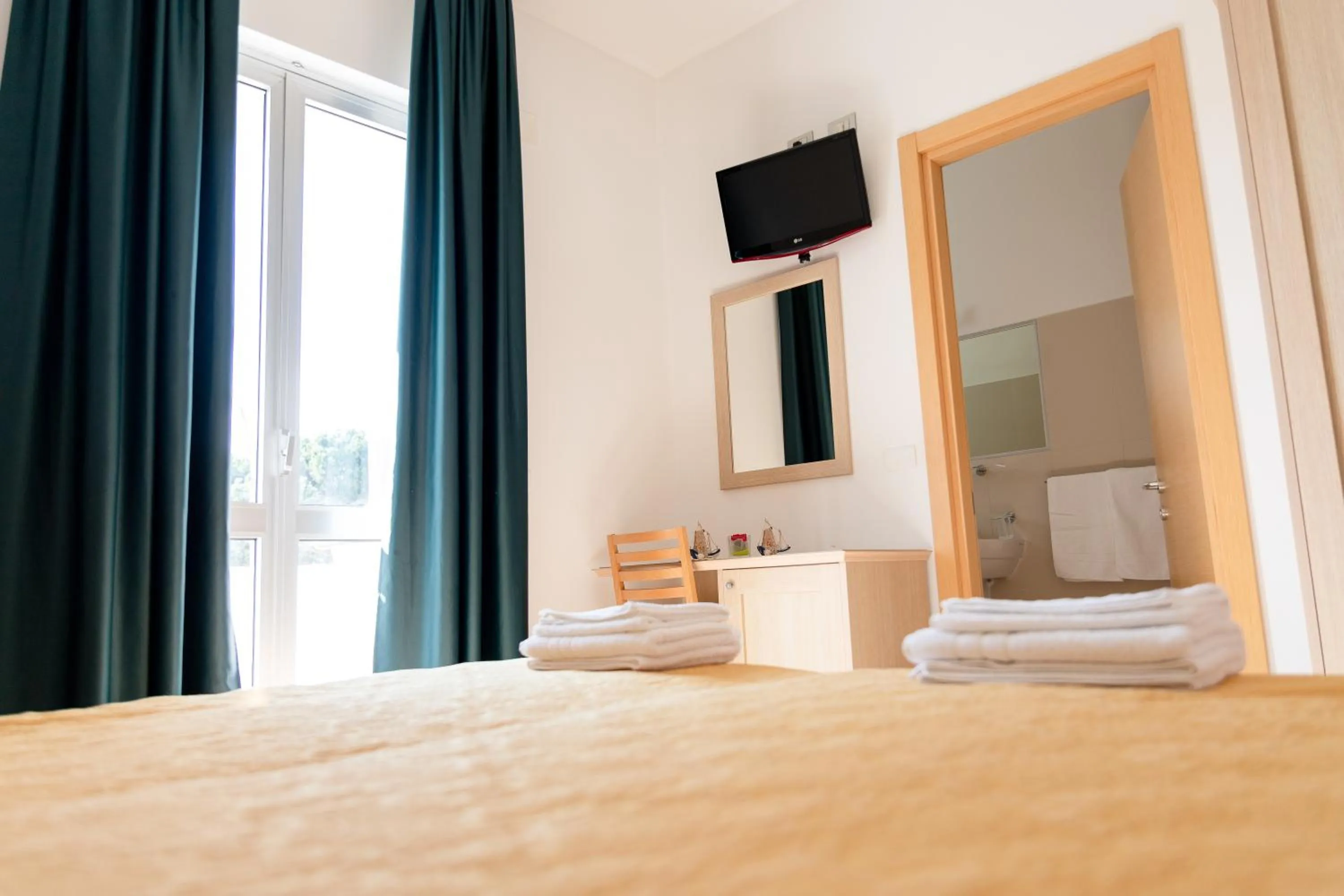 TV and multimedia, Bed in Hotel Capitano