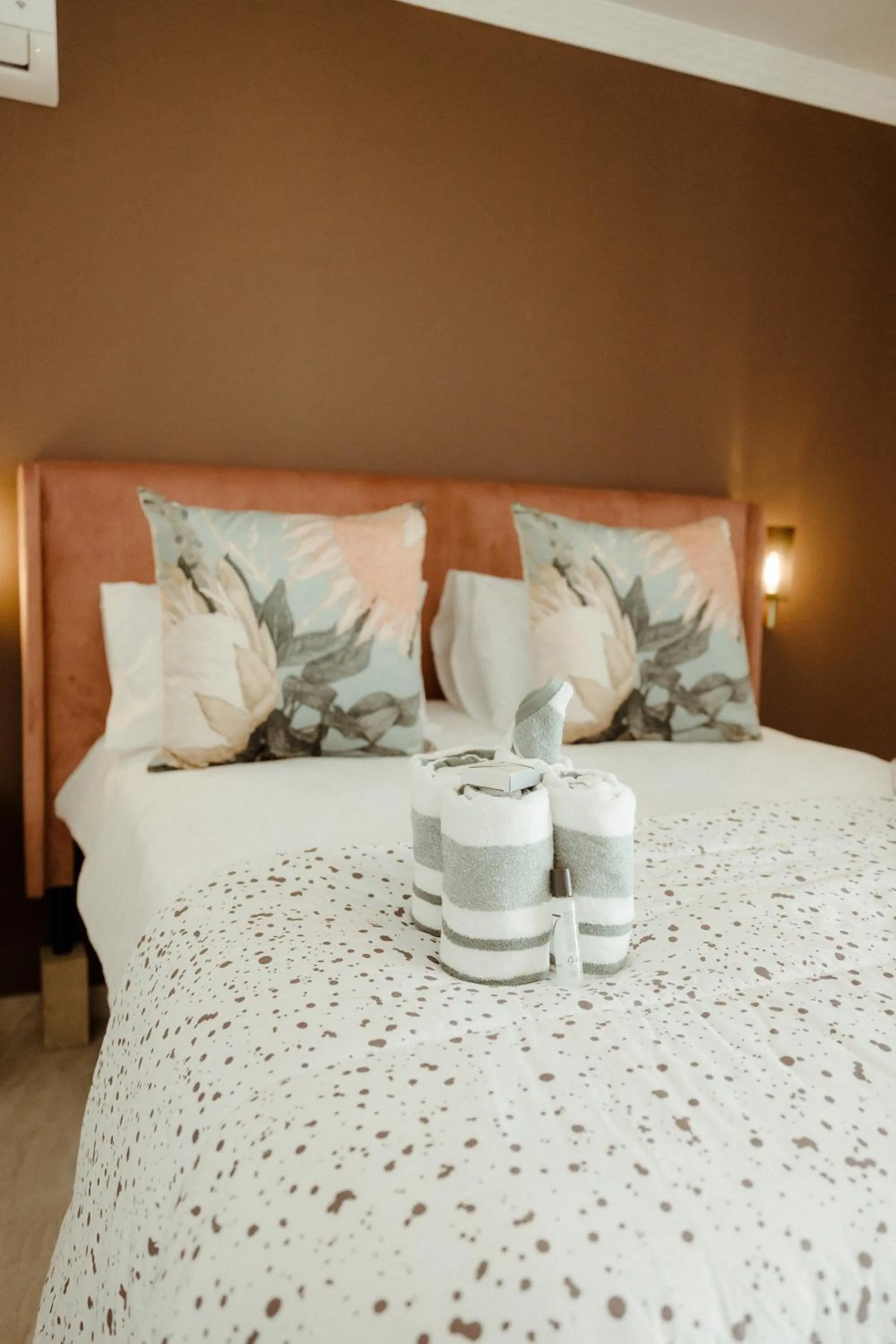 Bed in Out of Africa Town Lodge