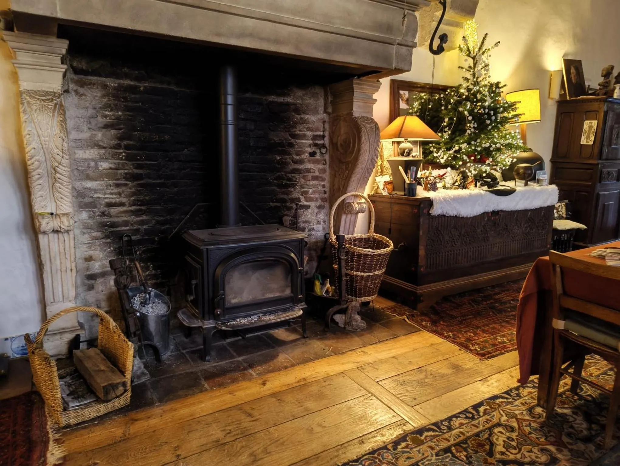 Living room, Bed in Maison Romane 1136