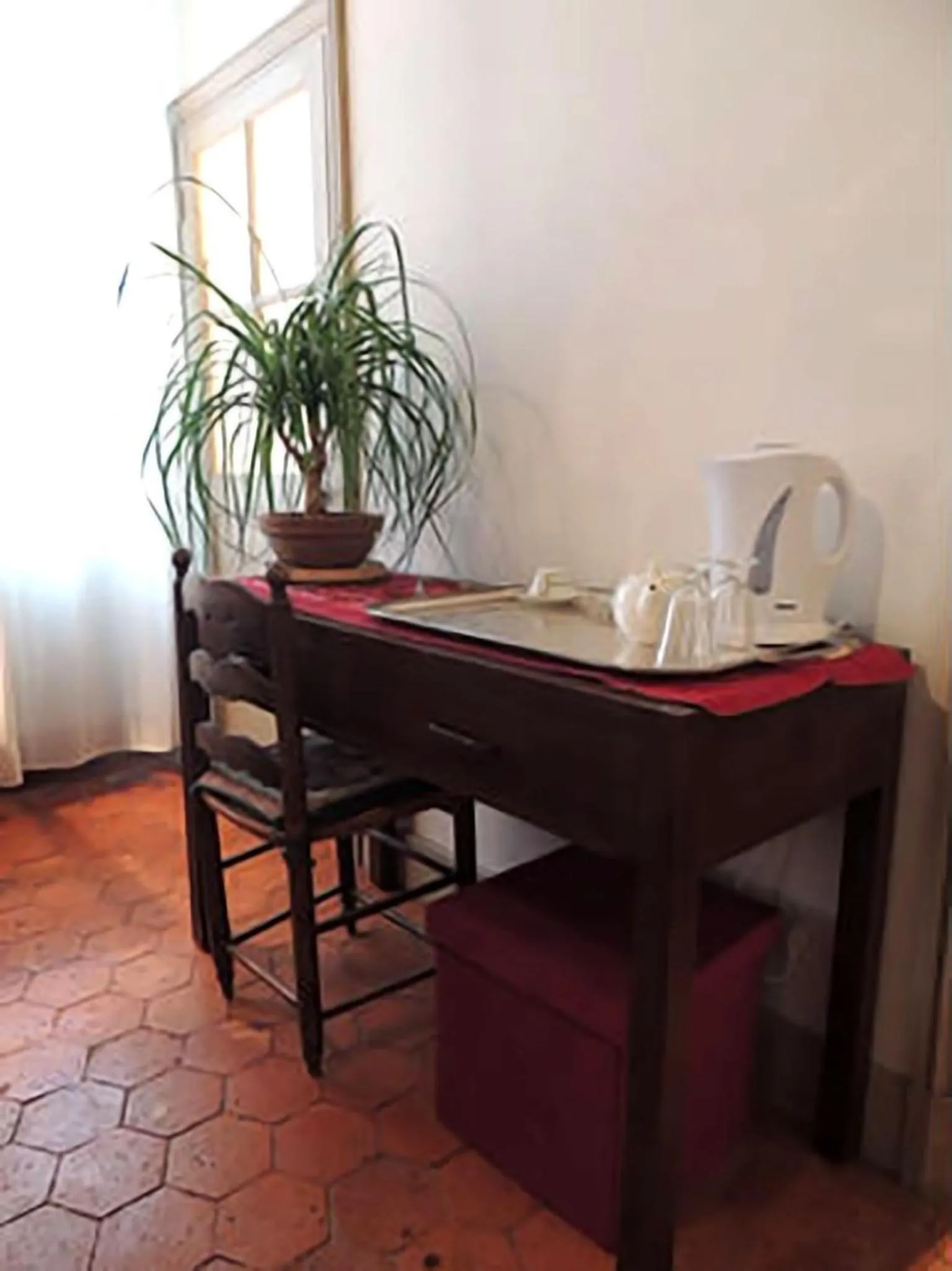 Coffee/tea facilities in Maison Romane 1136