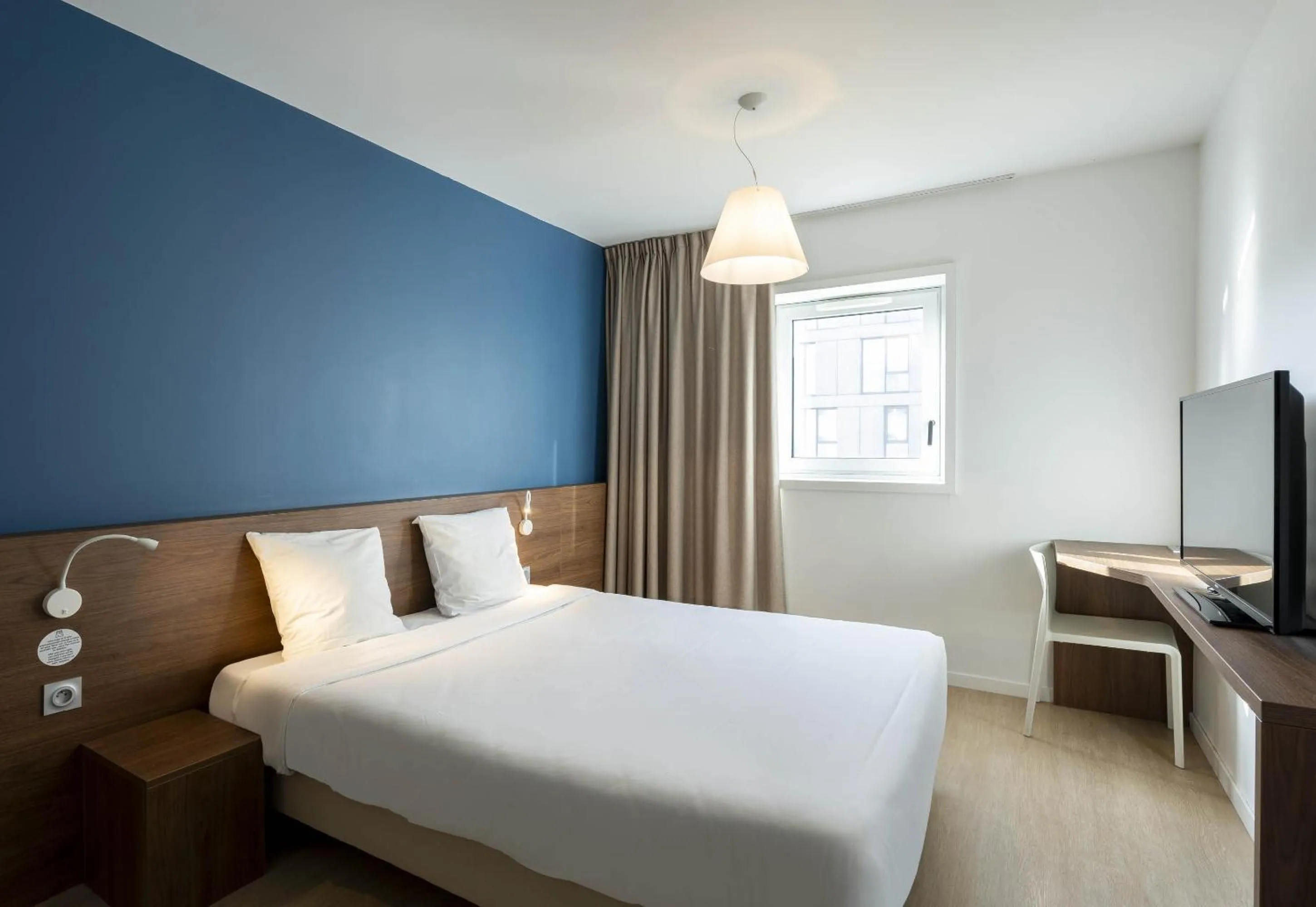 Property building, Bed in B&B HOTEL Saint-Nazaire Pornichet