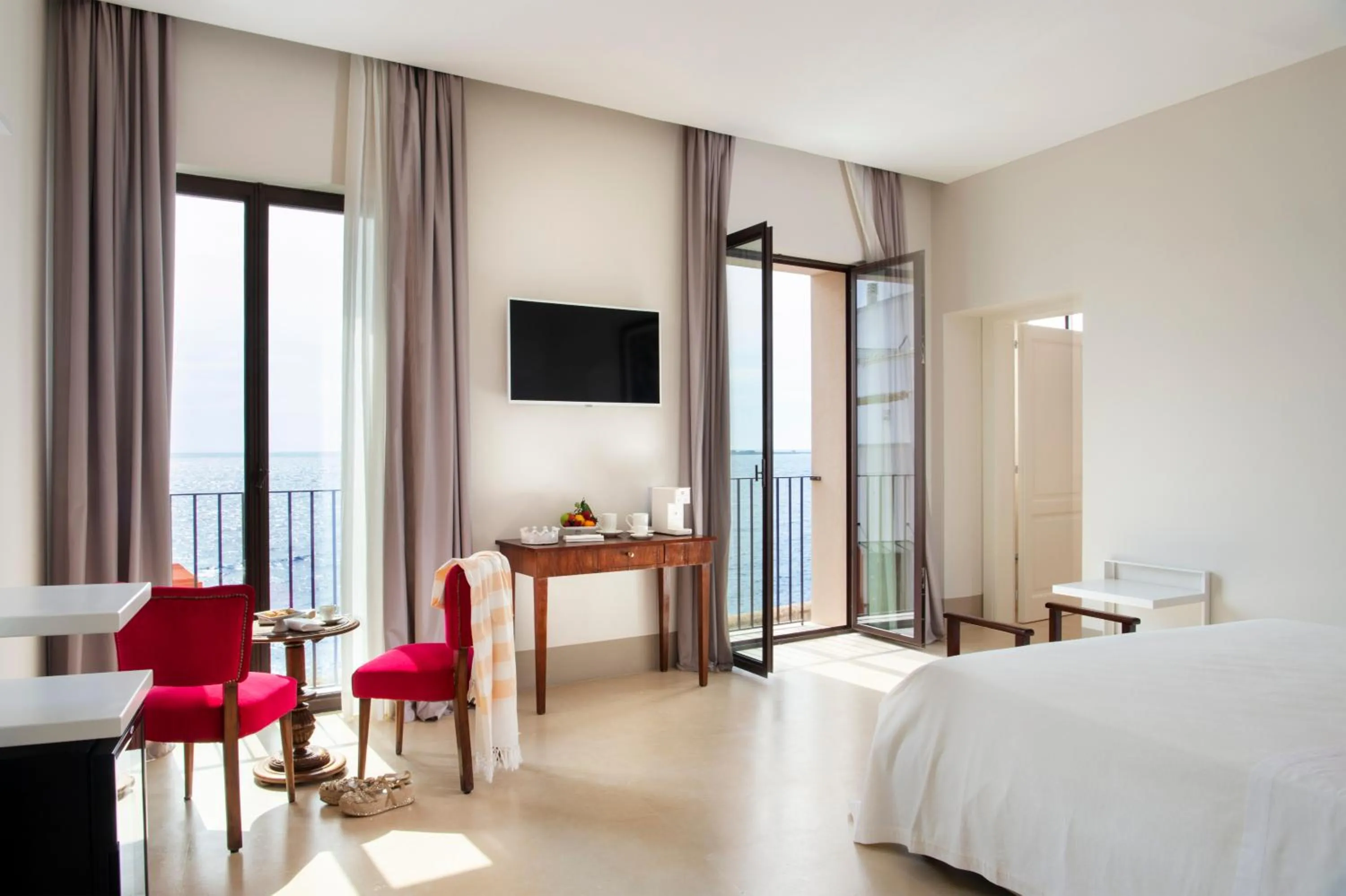 Spring, Bed in I Bastioni San Domenico - Boutique Hotel