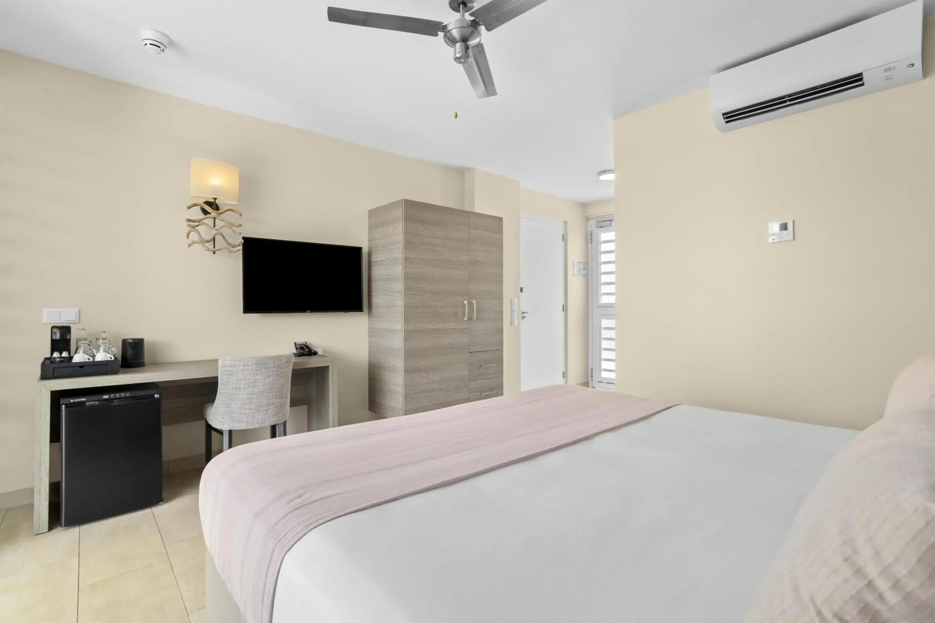 Bed in Delfins Beach Resort Bonaire, Tapestry Collection by Hilton Bed in Delfins Beach Resort Bonaire, Tapestry Collection by Hilton