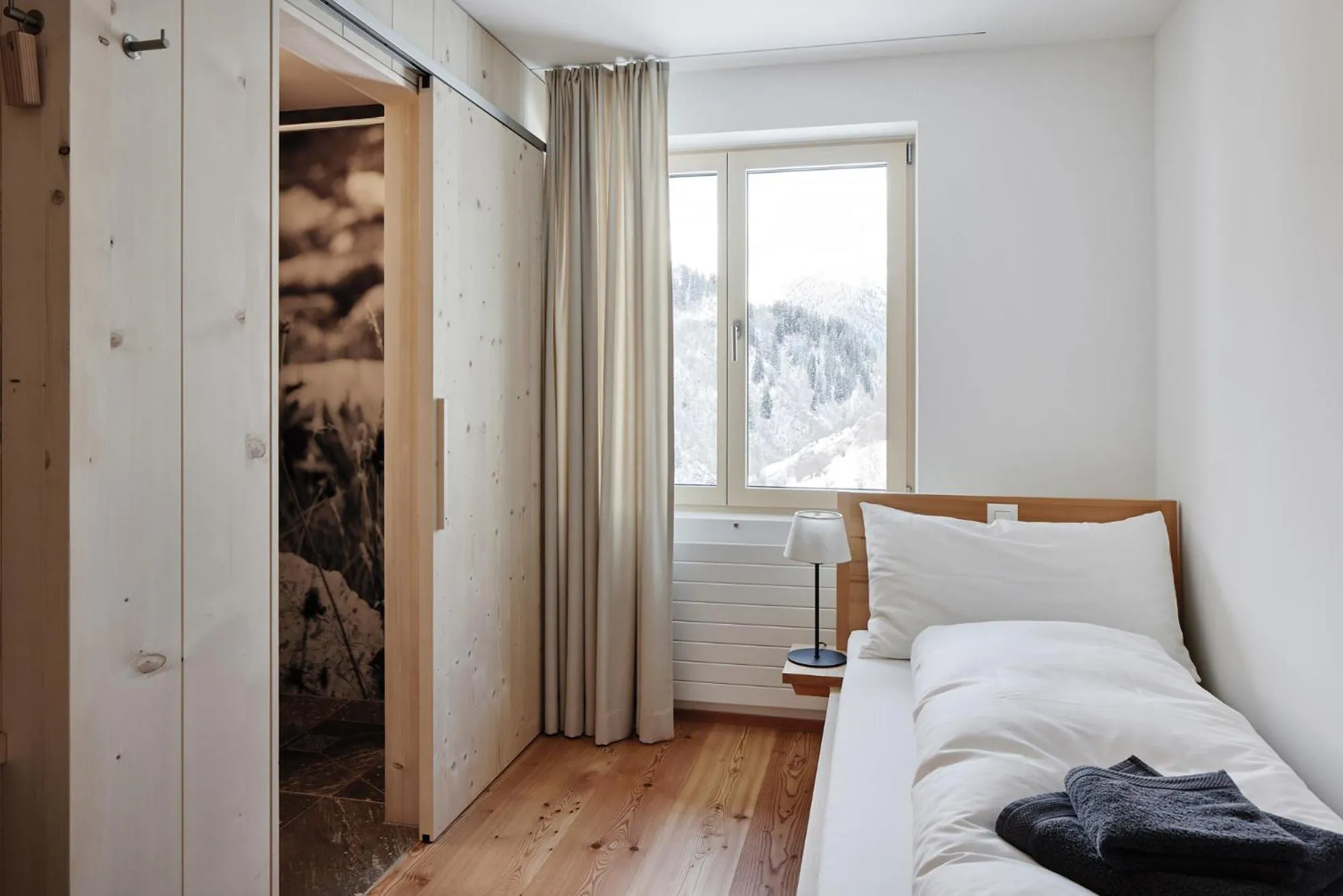 Bedroom, Bed in medelina