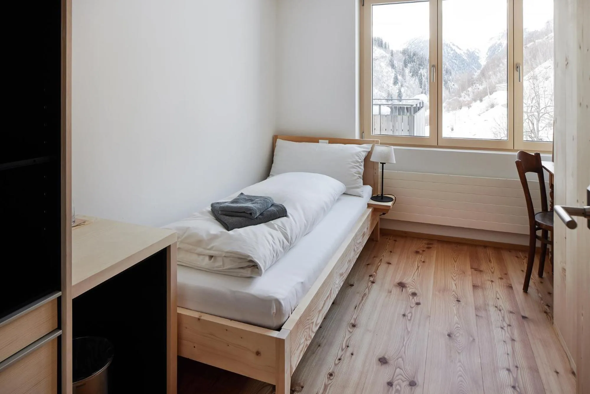 Bedroom, Bed in medelina