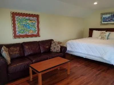 Seating area, Bed in Grand View Resort