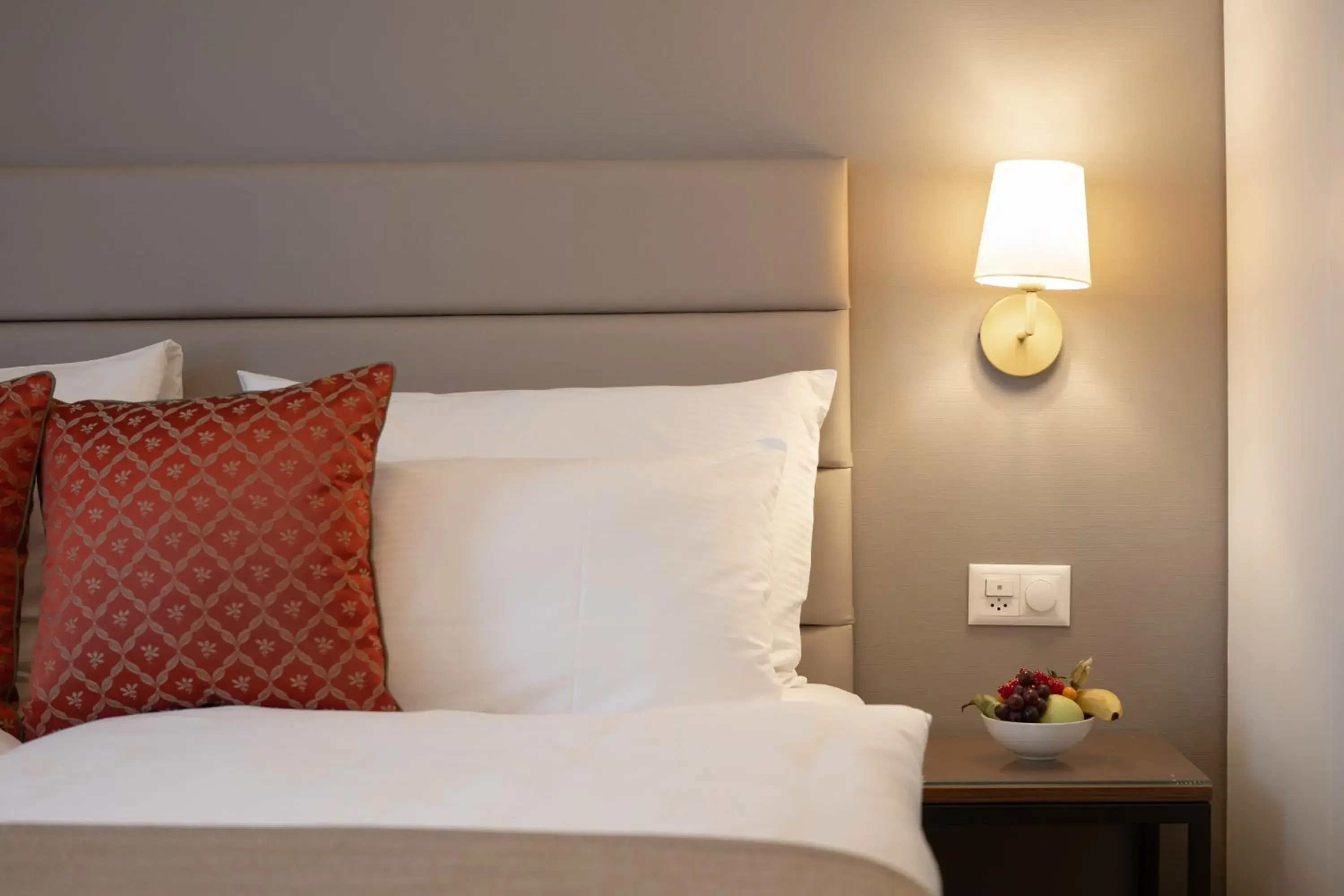 Single room city side with queen bed 10m2 in Hotel Des Alpes Single room city side with queen bed 10m2 in Hotel Des Alpes