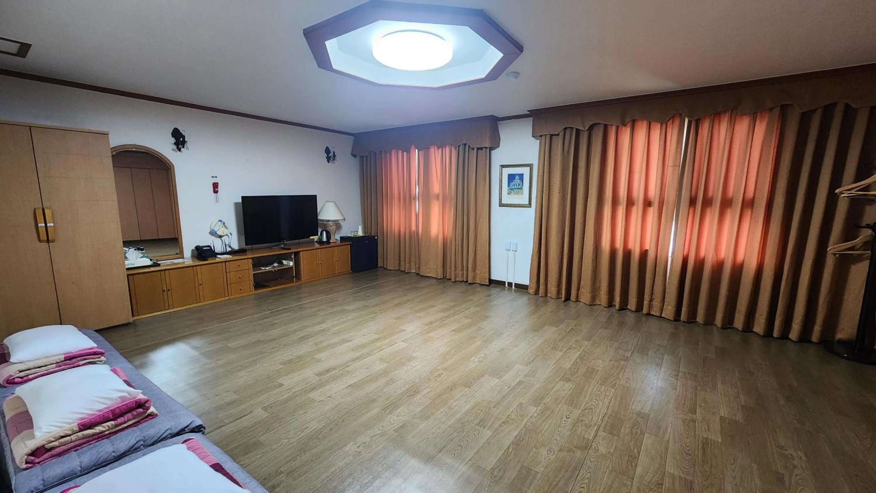 Bed in Kyungha Spa Hotel