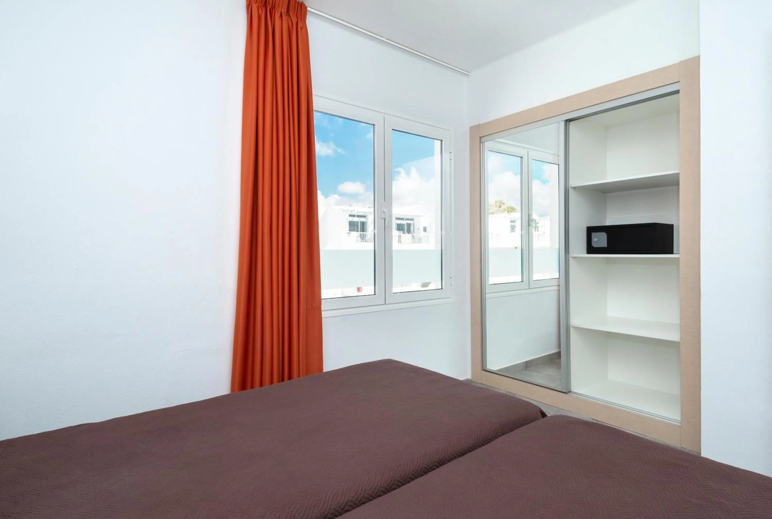 Bedroom, Bed in Apartamentos LIVVO Oasis