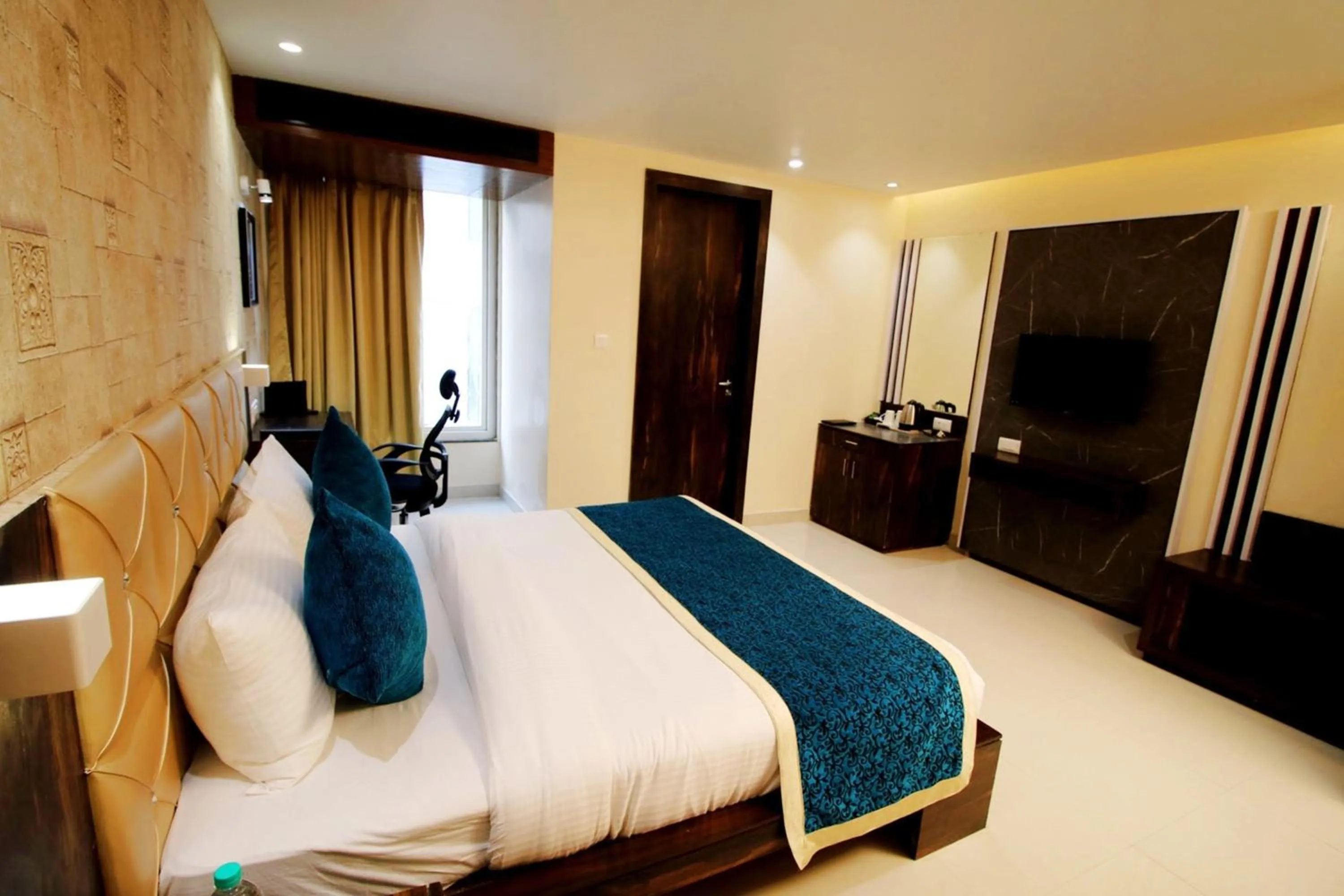 Photo of the whole room, Bed in Pinnacle by Click Hotels, Lucknow