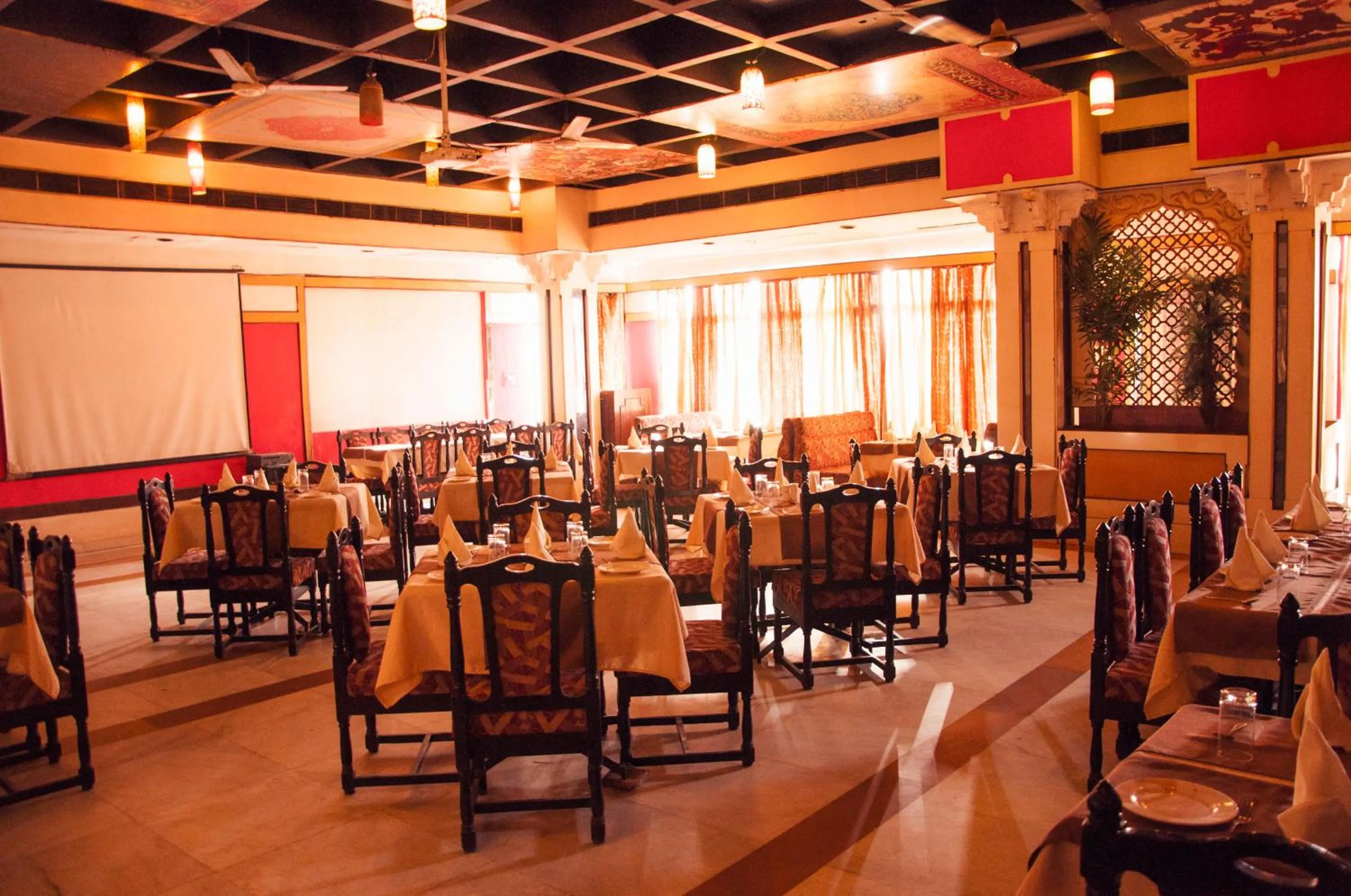 Restaurant/places to eat in Hotel Gwalior Regency