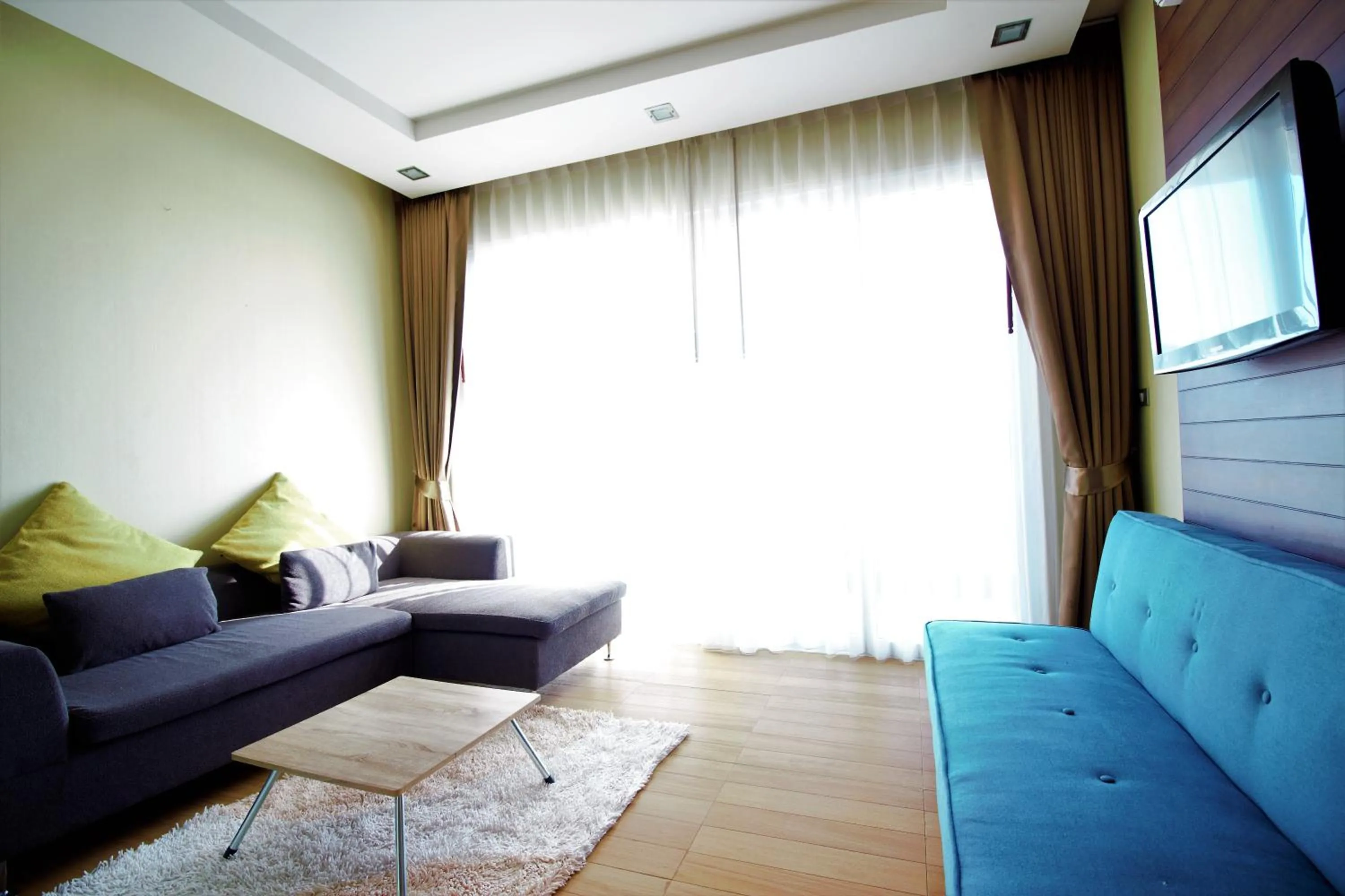 Living room, Seating Area in Sea & Sky Karon Beach by PHR