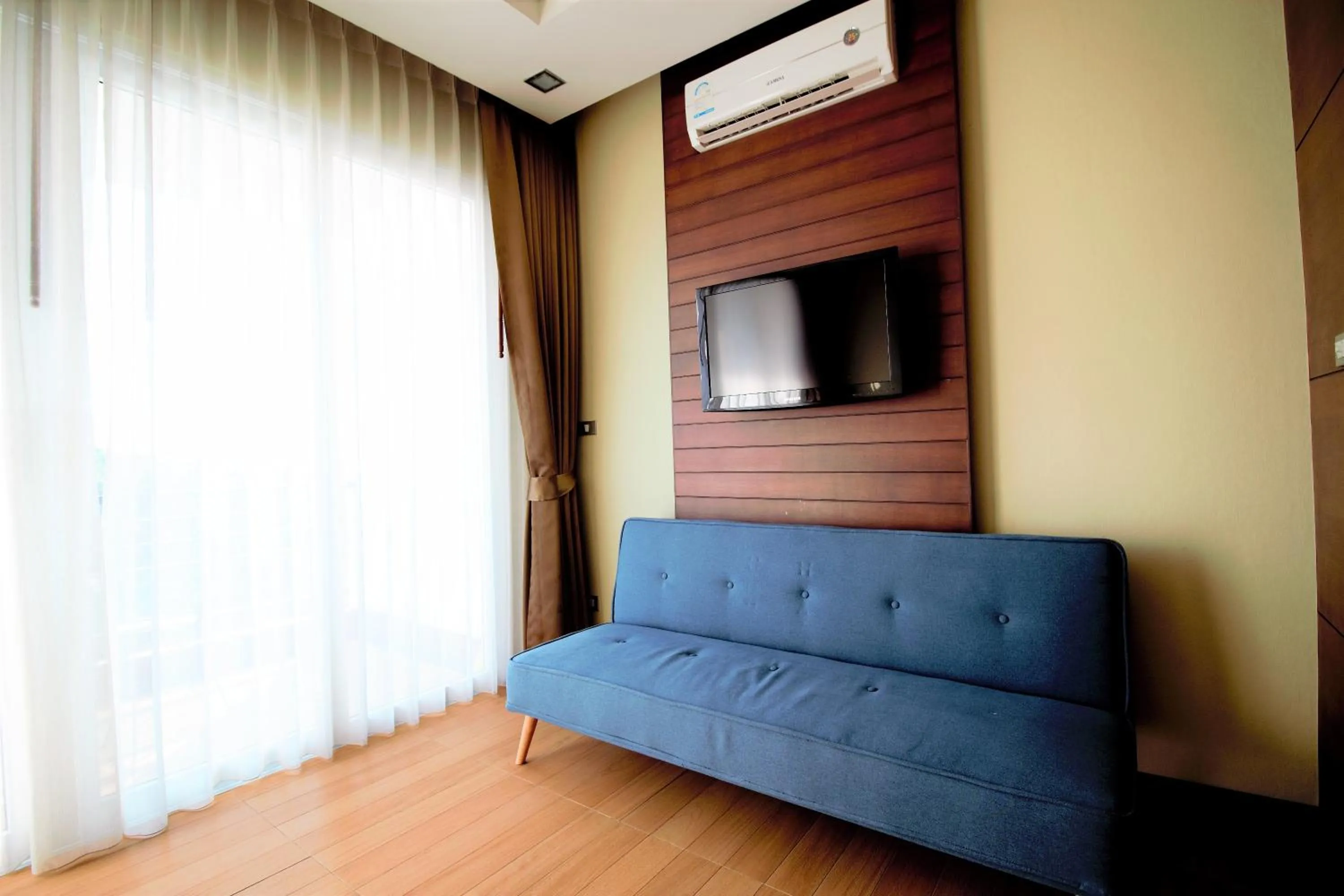 Living room, Seating Area in Sea & Sky Karon Beach by PHR