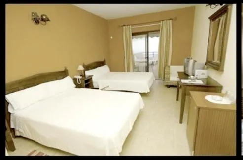 Photo of the whole room, Bed in Hotel Villa El Mocanal
