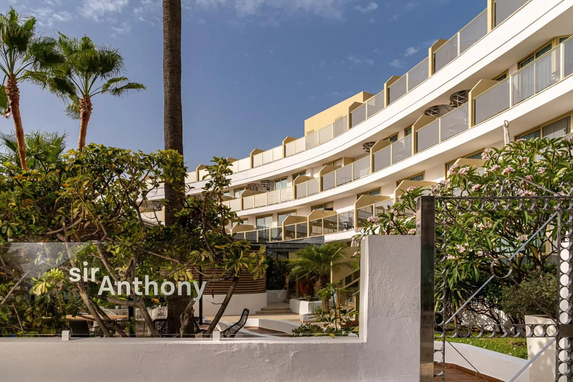 Property building in Sir Anthony Property building in Sir Anthony