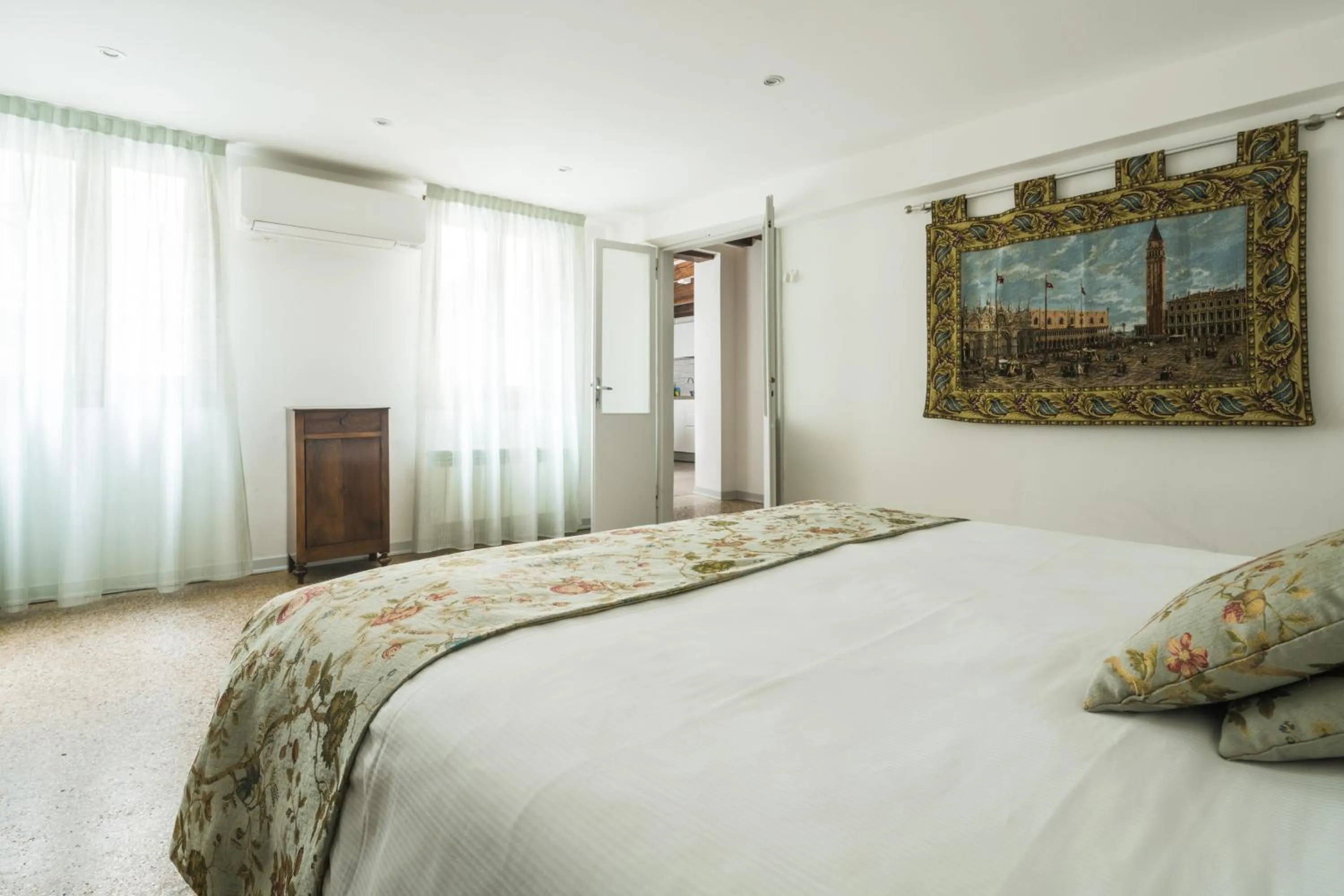 Bedroom, Bed in Goodwind Venice Apartments