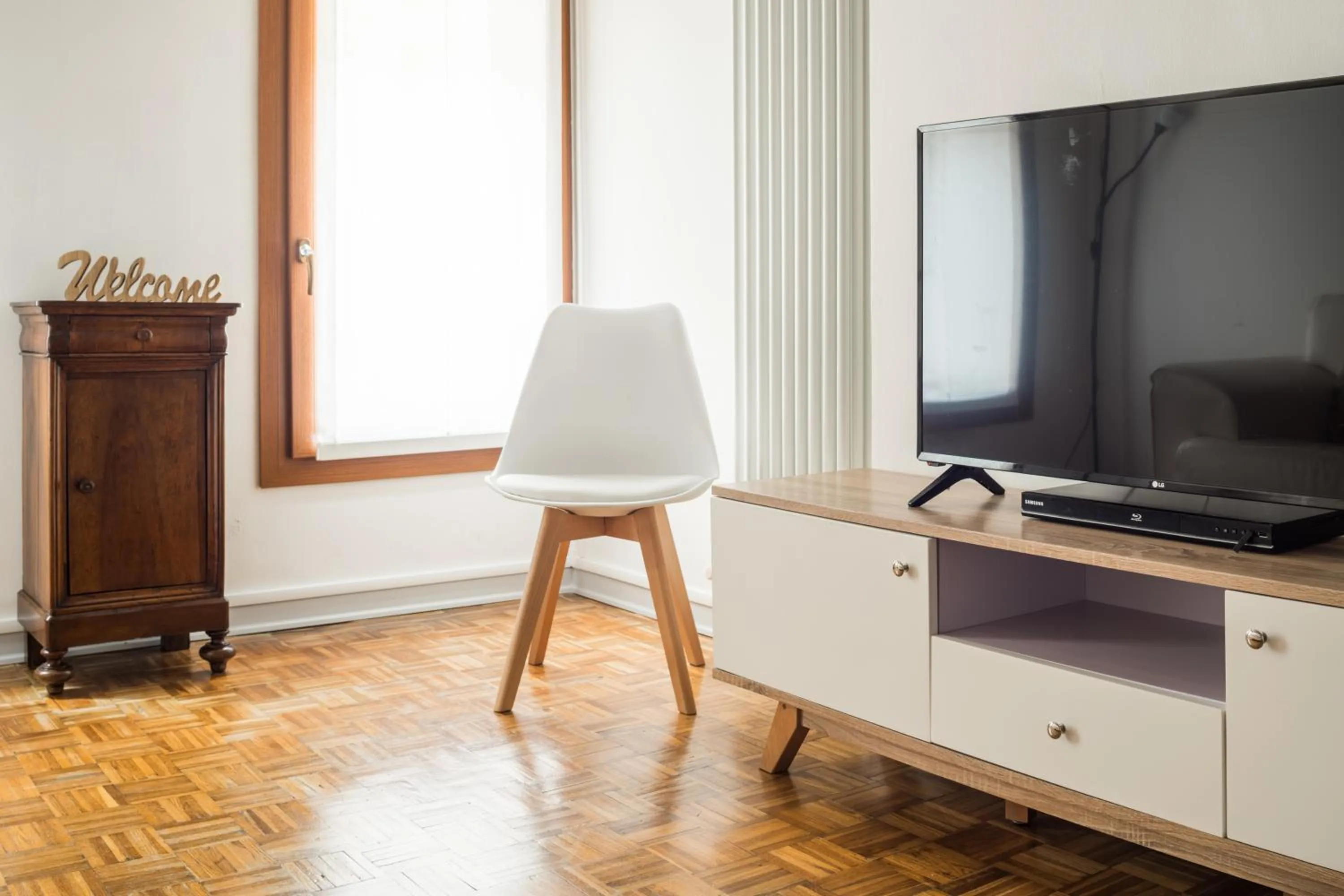 TV and multimedia in Goodwind Venice Apartments