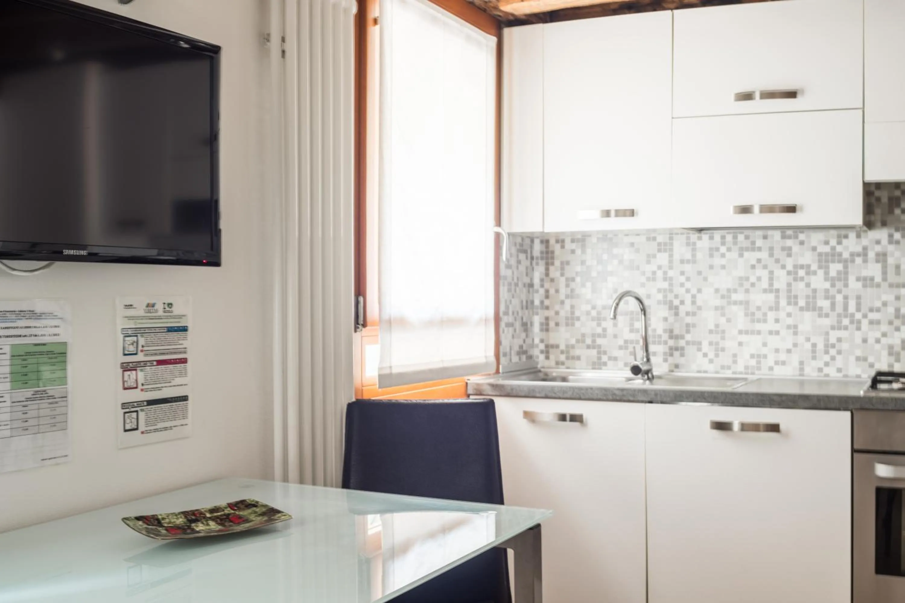 TV and multimedia in Goodwind Venice Apartments