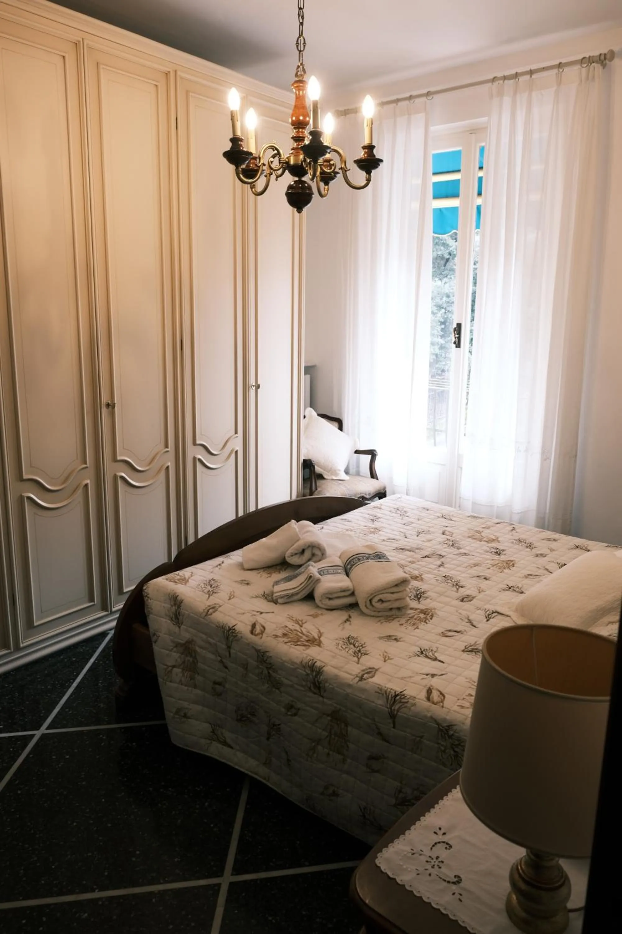 Bed in Turchino Apartment & Terrazza della Luisa by PortofinoVacanze