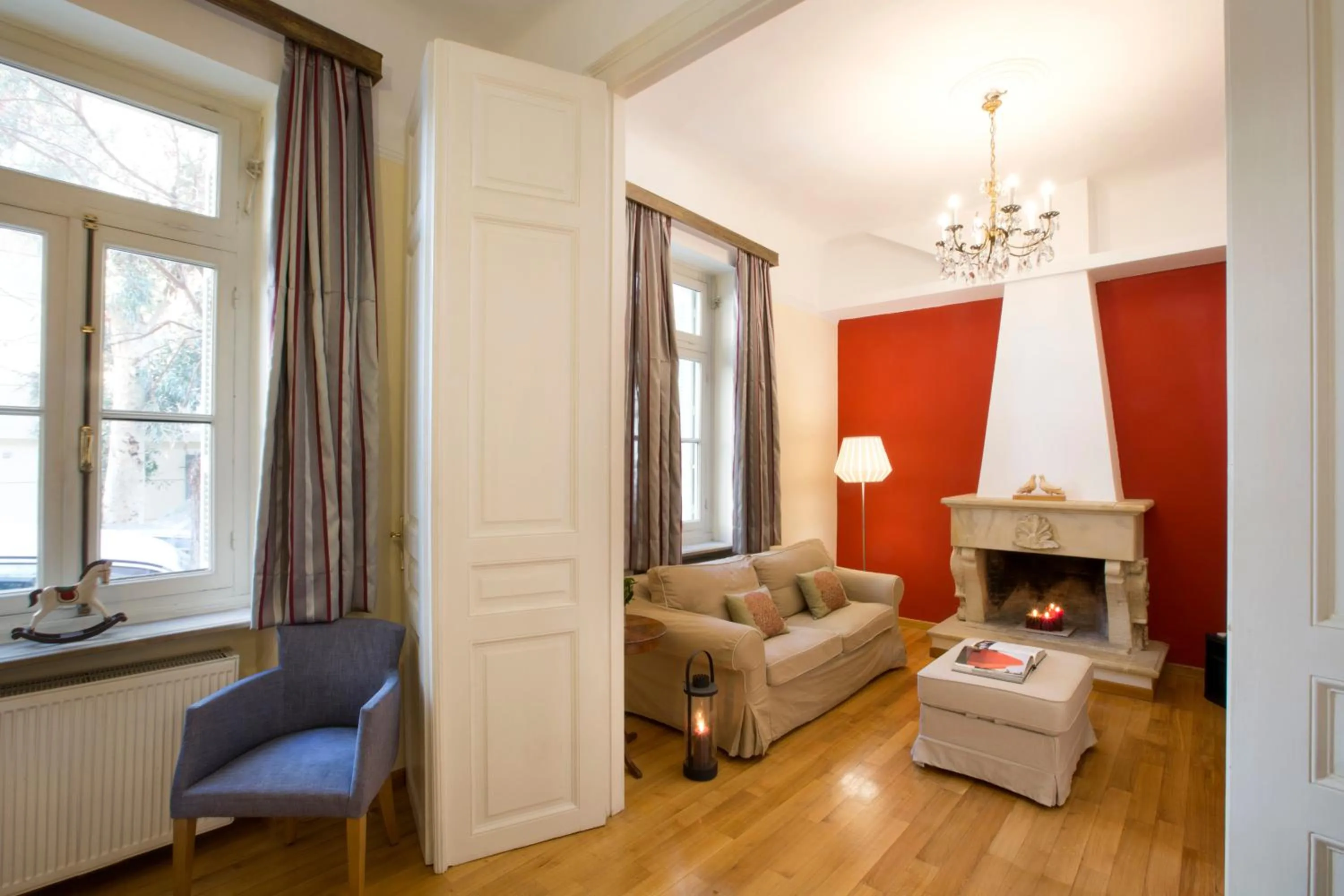 Living room in Acropolis Neoclassical Mansion by YHA