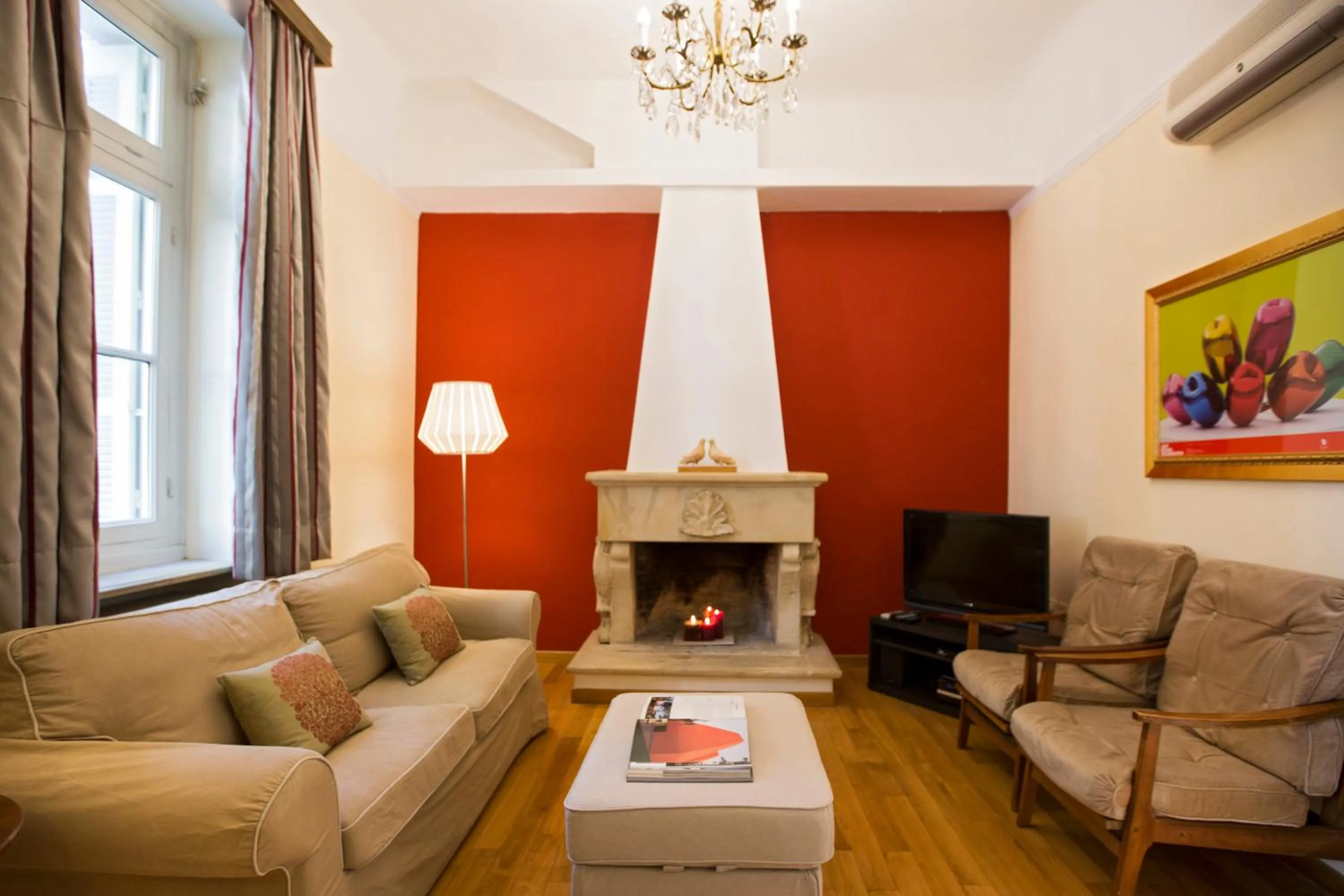 Living room in Acropolis Neoclassical Mansion by YHA