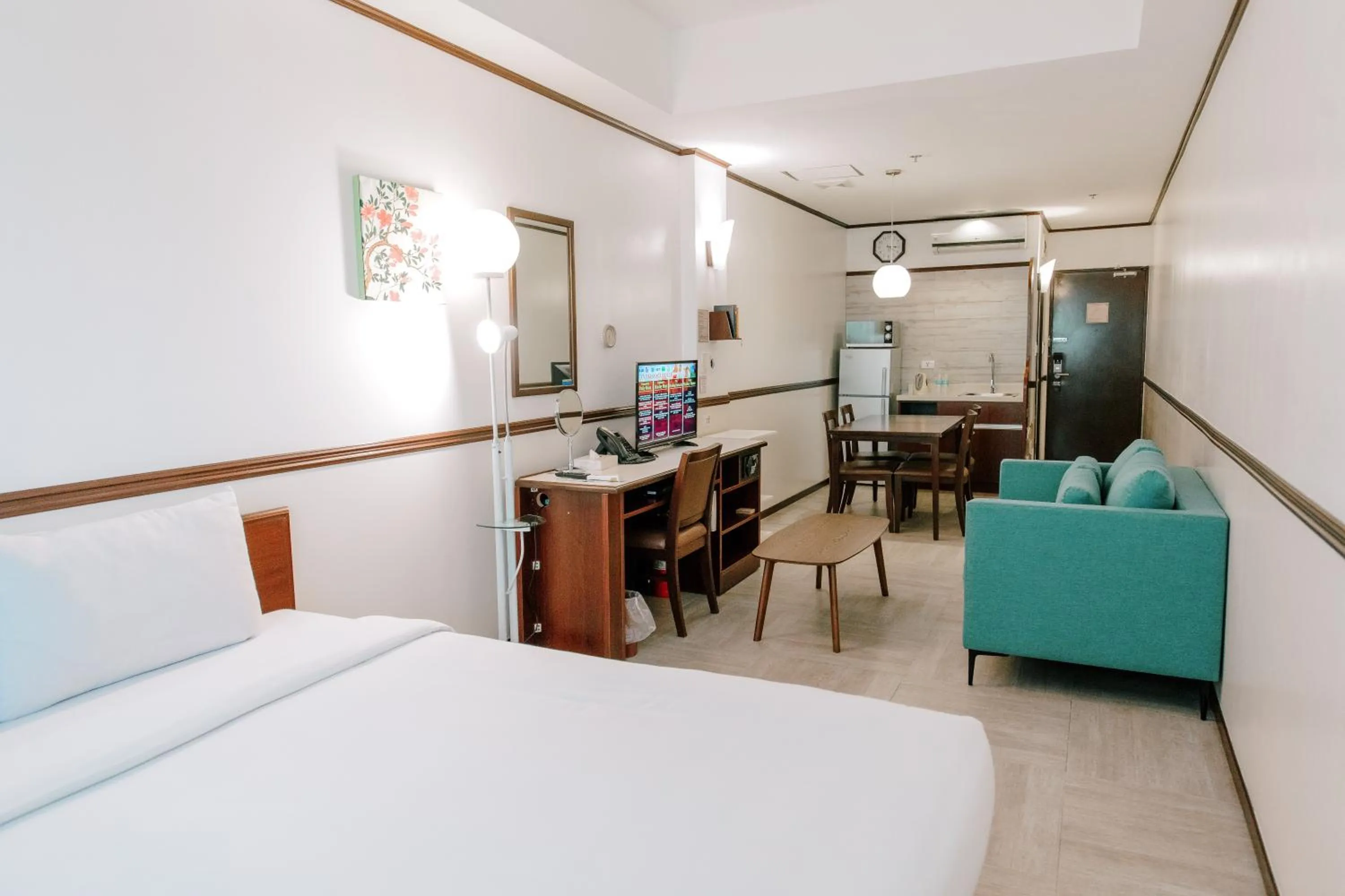 Photo of the whole room, Bed in Toyoko Inn Cebu