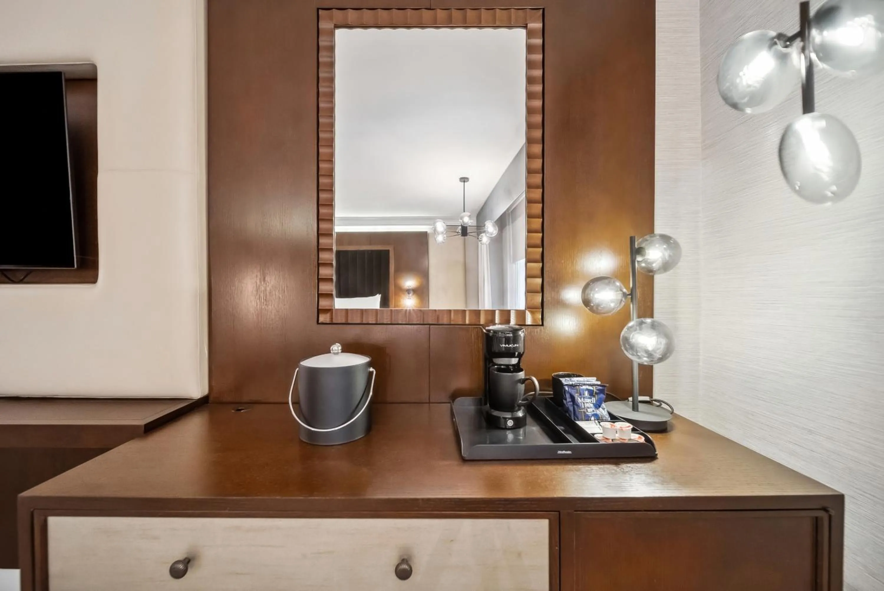 Coffee/tea facilities in Tuscany by LuxUrban