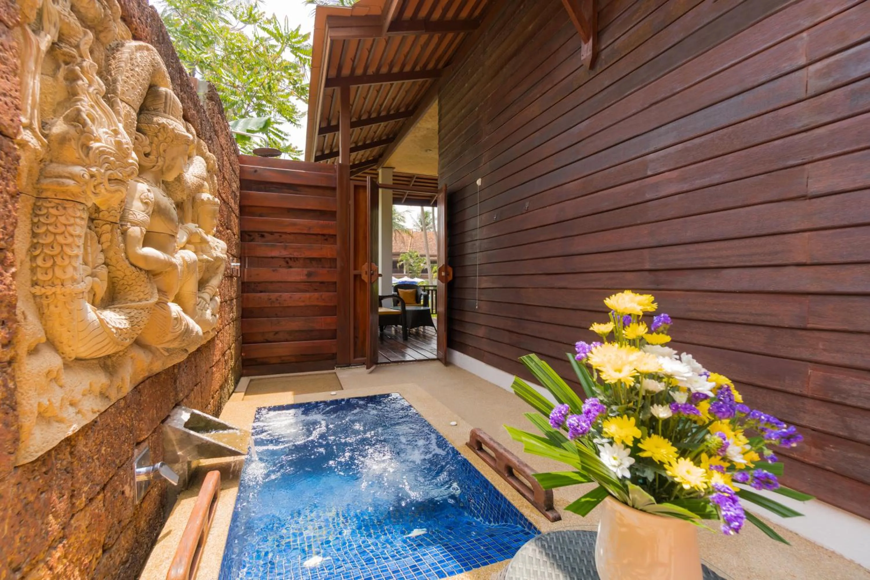 Hot Tub in Coral Hotel Bangsaphan