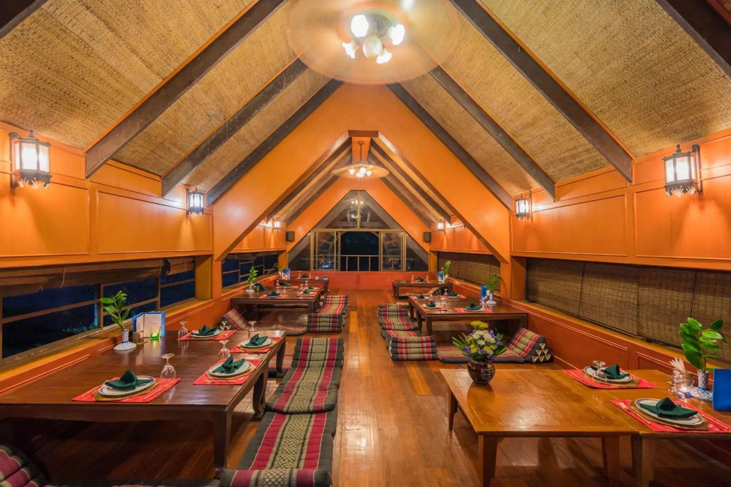 Restaurant/places to eat in Coral Hotel Bangsaphan Restaurant/places to eat in Coral Hotel Bangsaphan