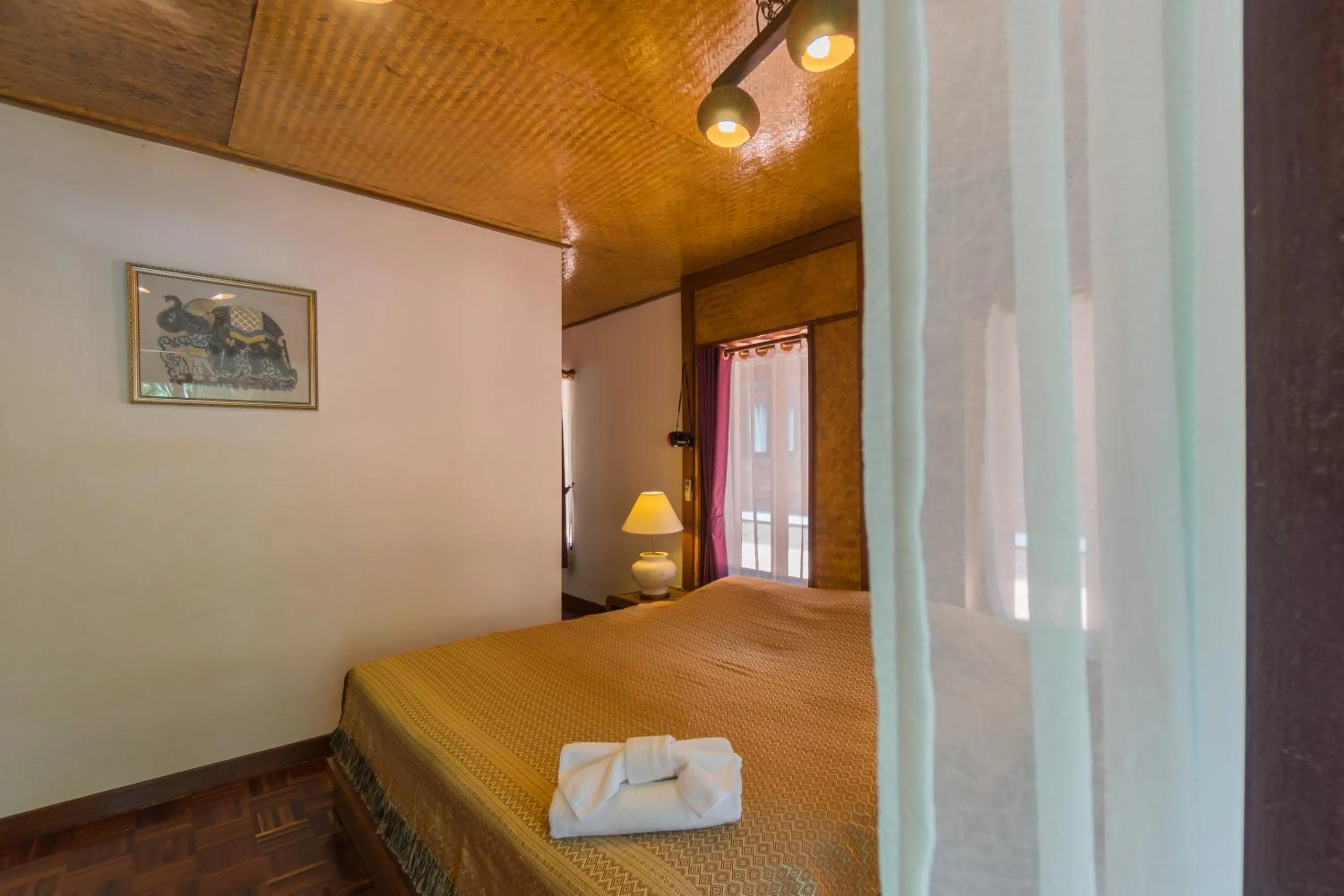 Bed in Coral Hotel Bangsaphan