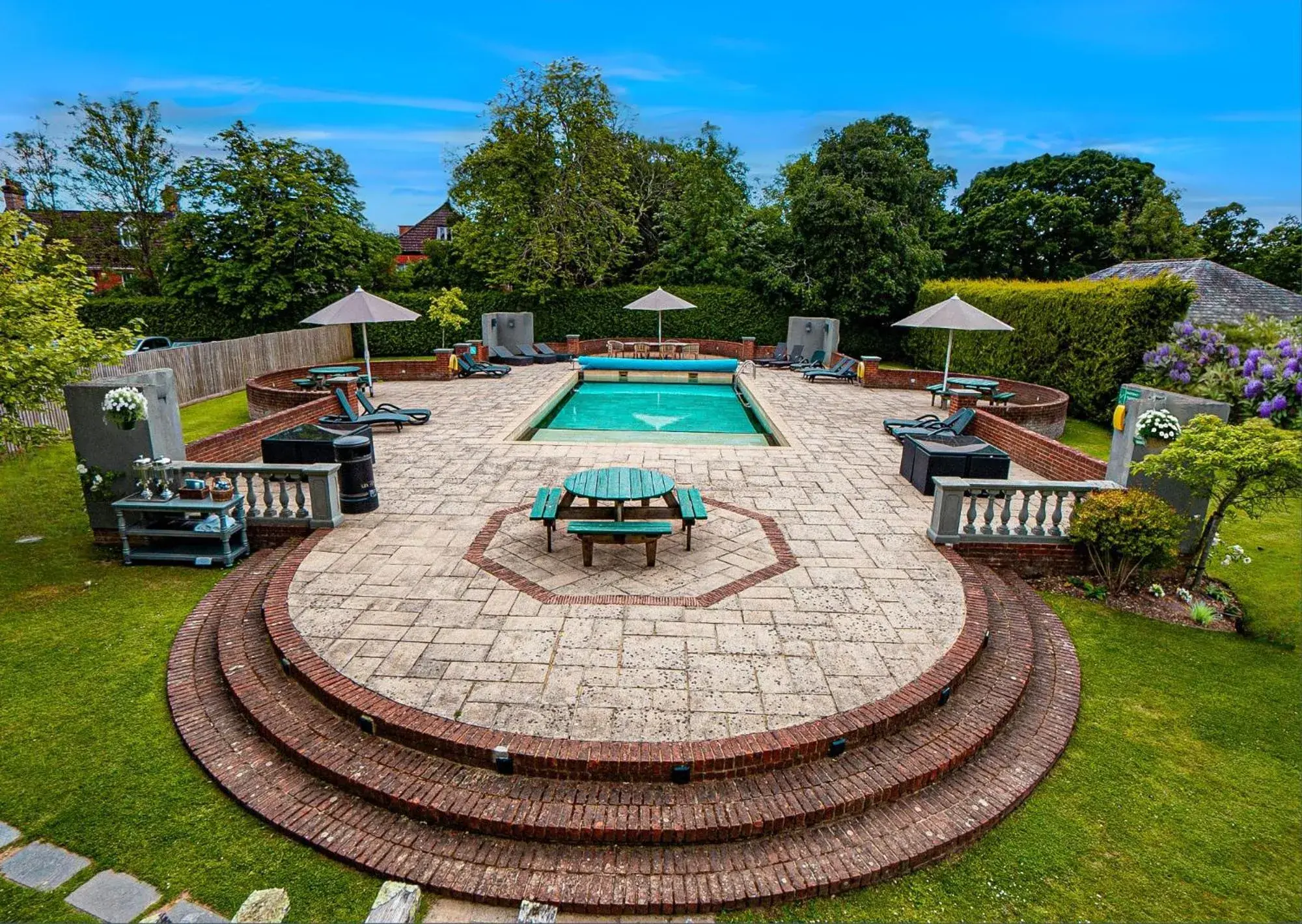 Swimming pool in Balmer Lawn Swimming pool in Balmer Lawn