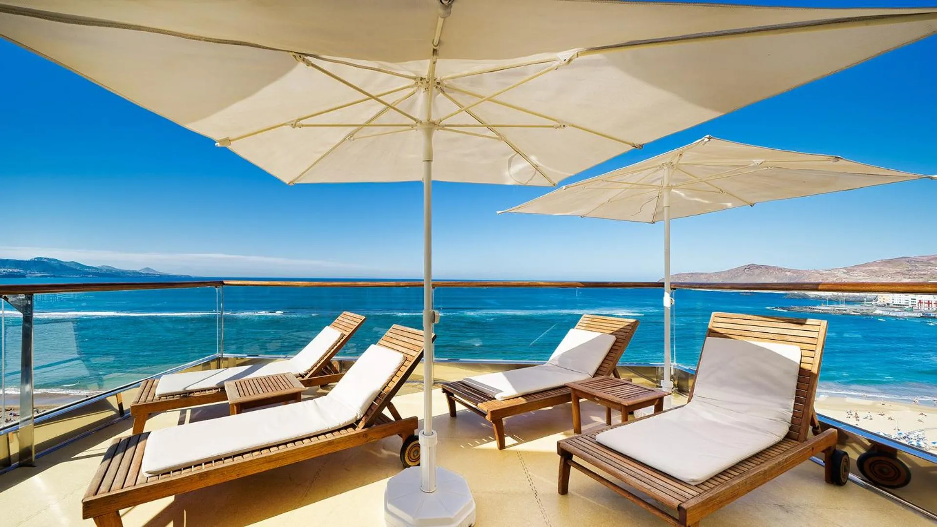 sunbed in Bull Reina Isabel & SPA