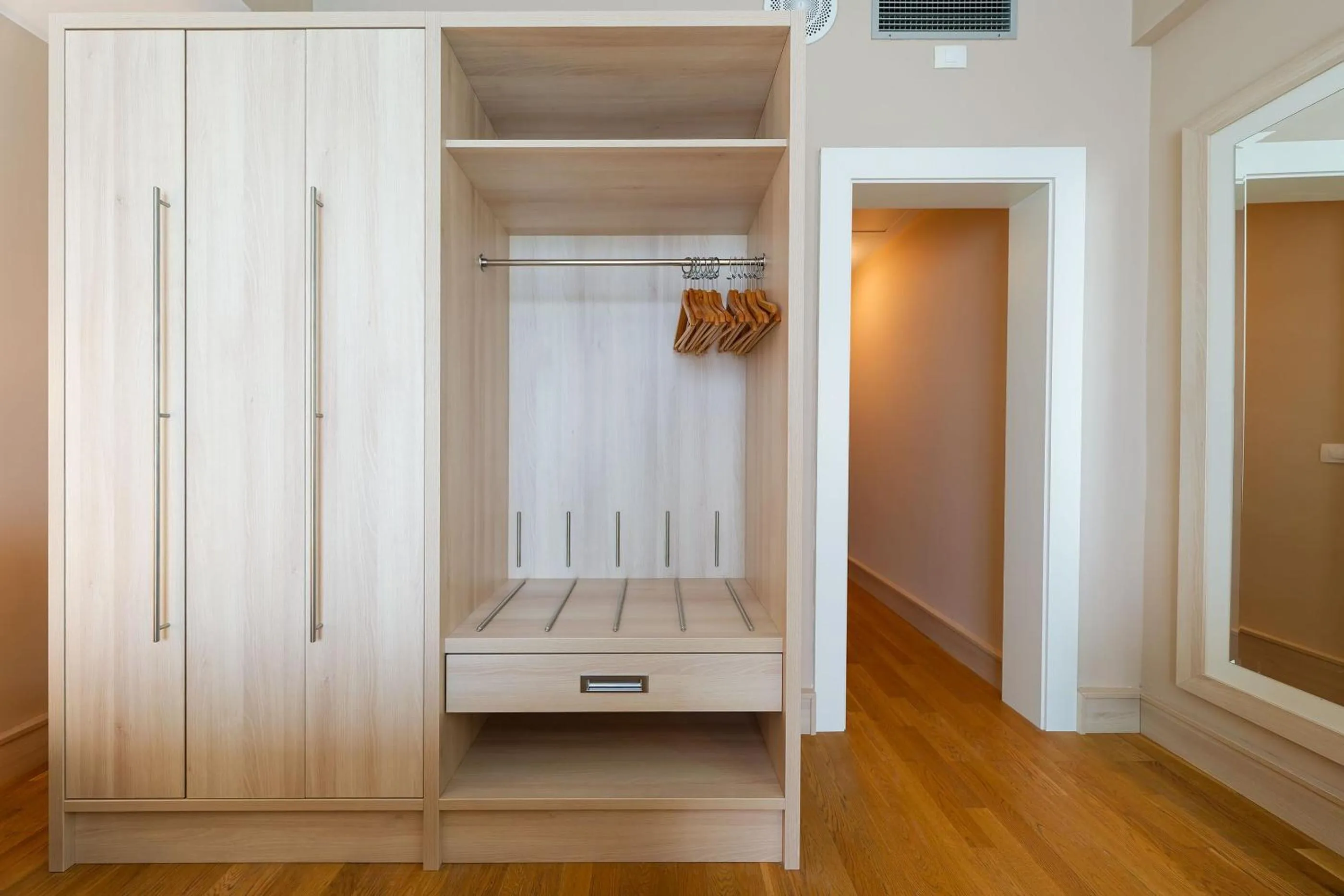 wardrobe, Bed in Bull Reina Isabel & SPA