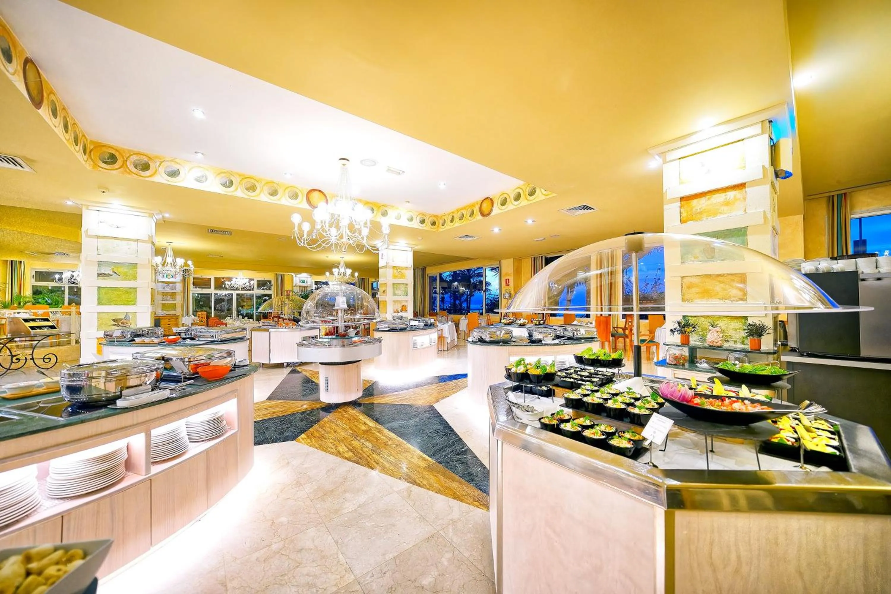 Restaurant/places to eat in Bull Reina Isabel & SPA