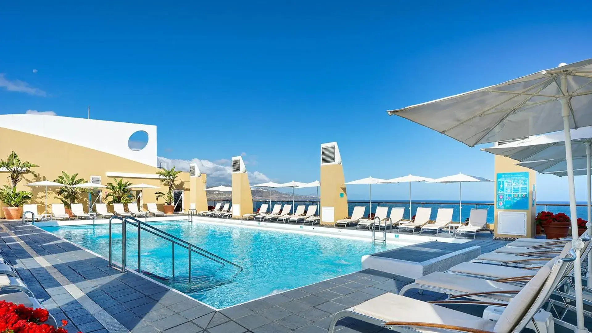 Swimming pool in Bull Reina Isabel & SPA Swimming pool in Bull Reina Isabel & SPA