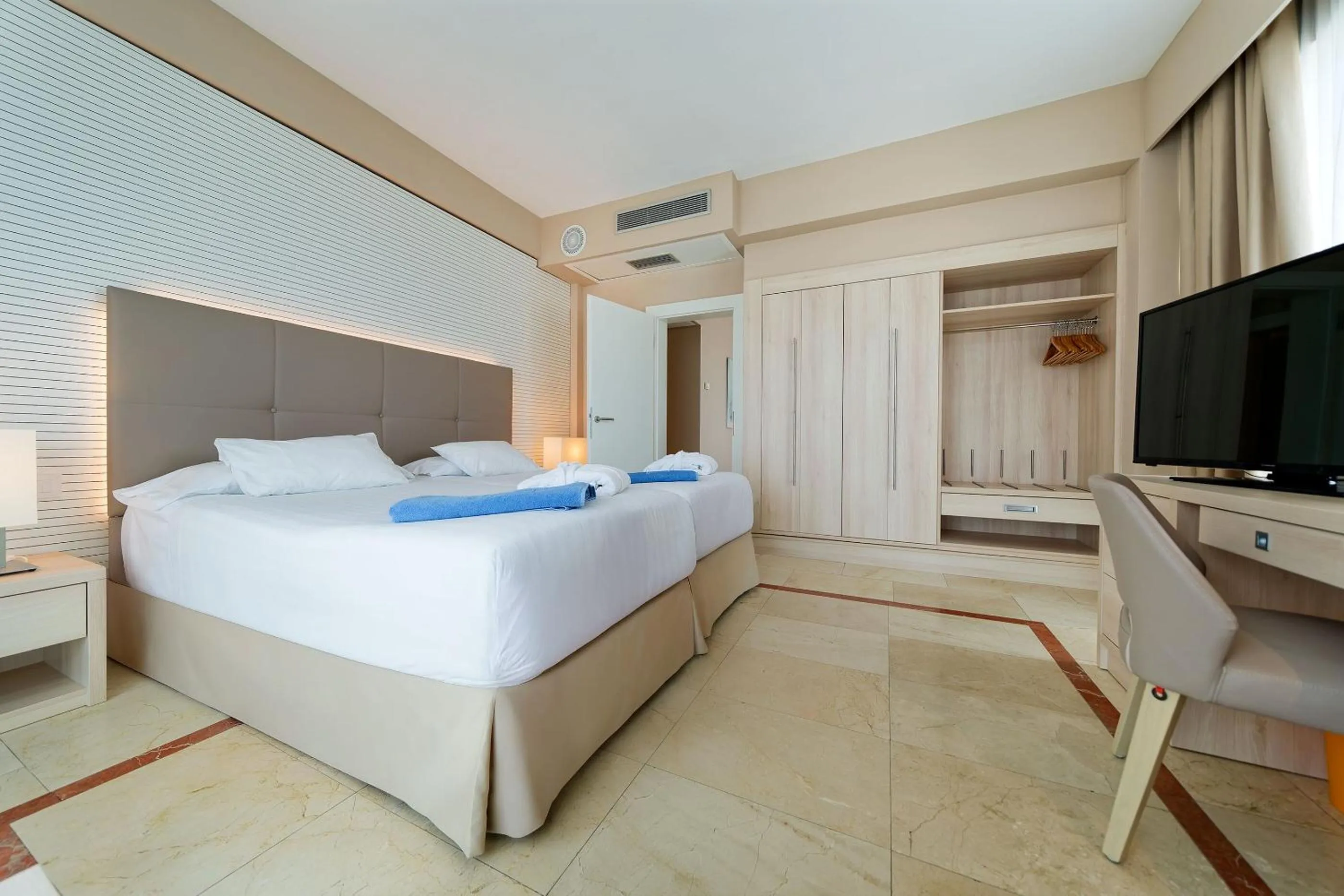 Bedroom, Bed in Bull Reina Isabel & SPA