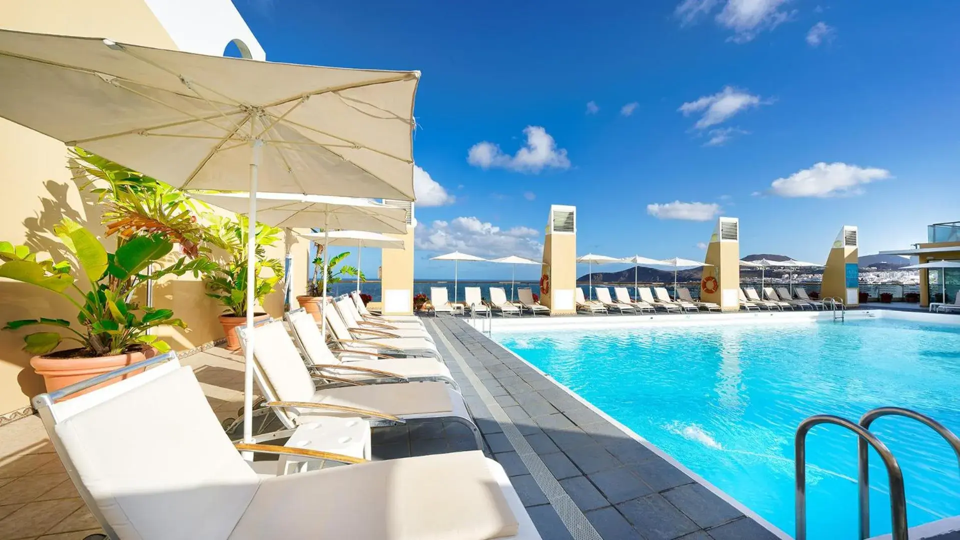 Swimming pool in Bull Reina Isabel & SPA Swimming pool in Bull Reina Isabel & SPA