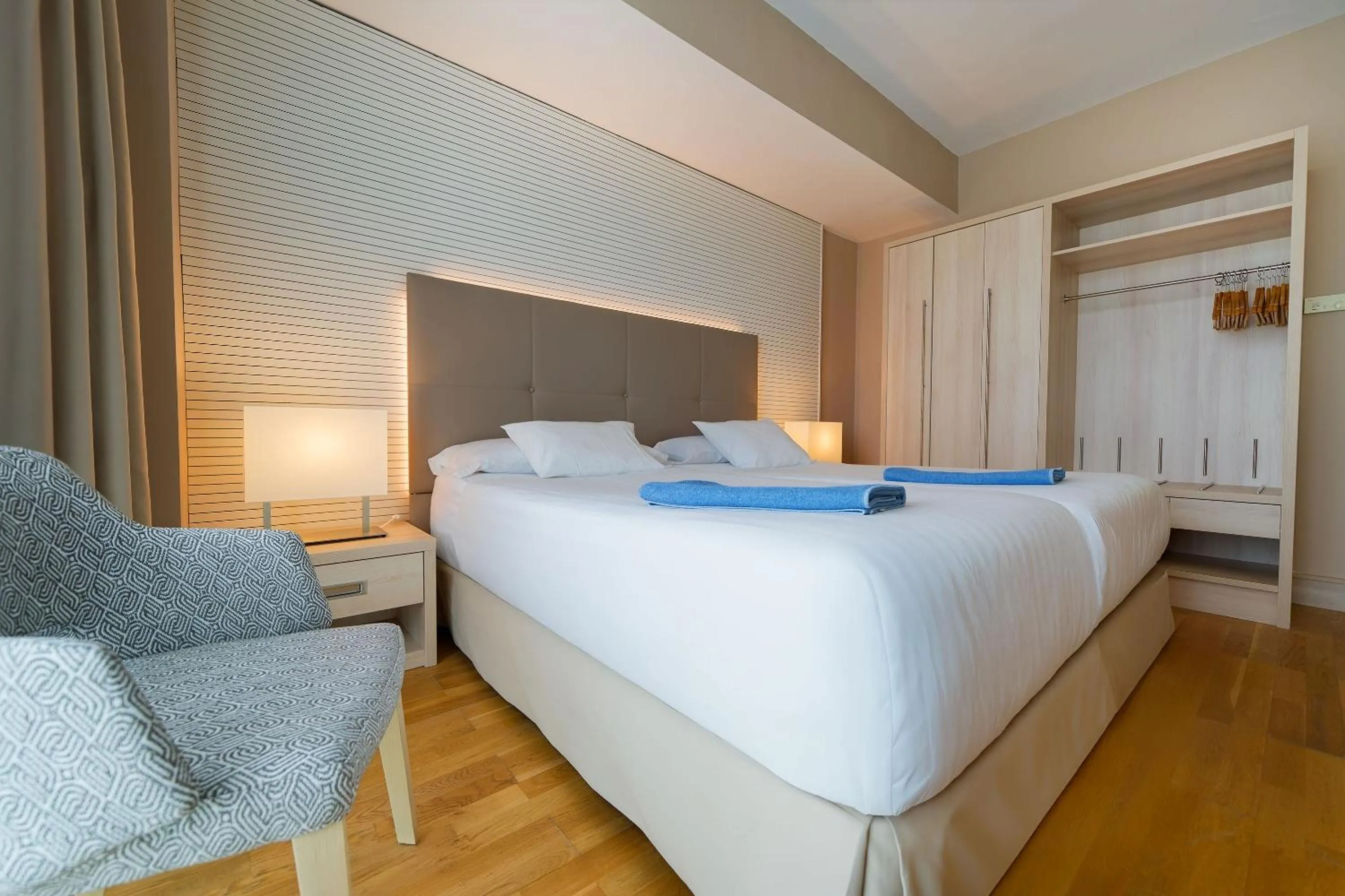 Photo of the whole room, Bed in Bull Reina Isabel & SPA