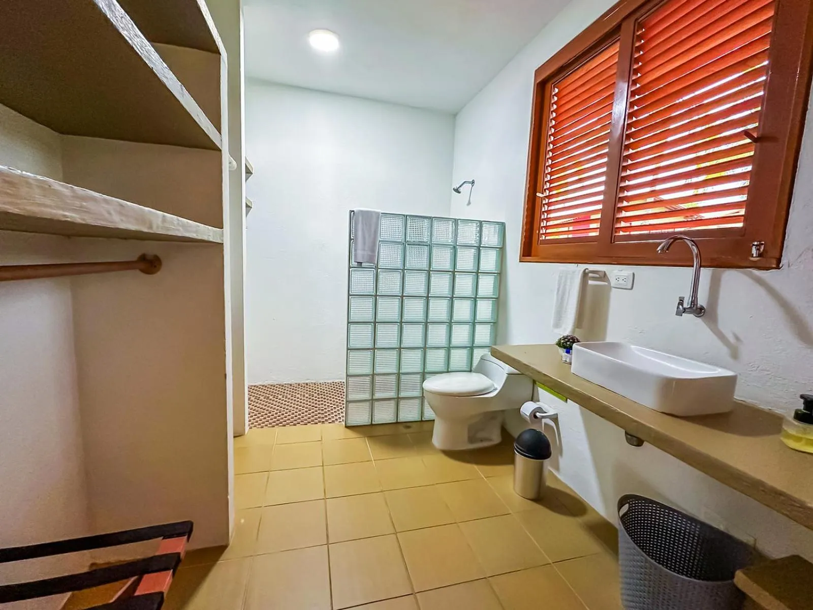 Shower in Hotel Chiniu