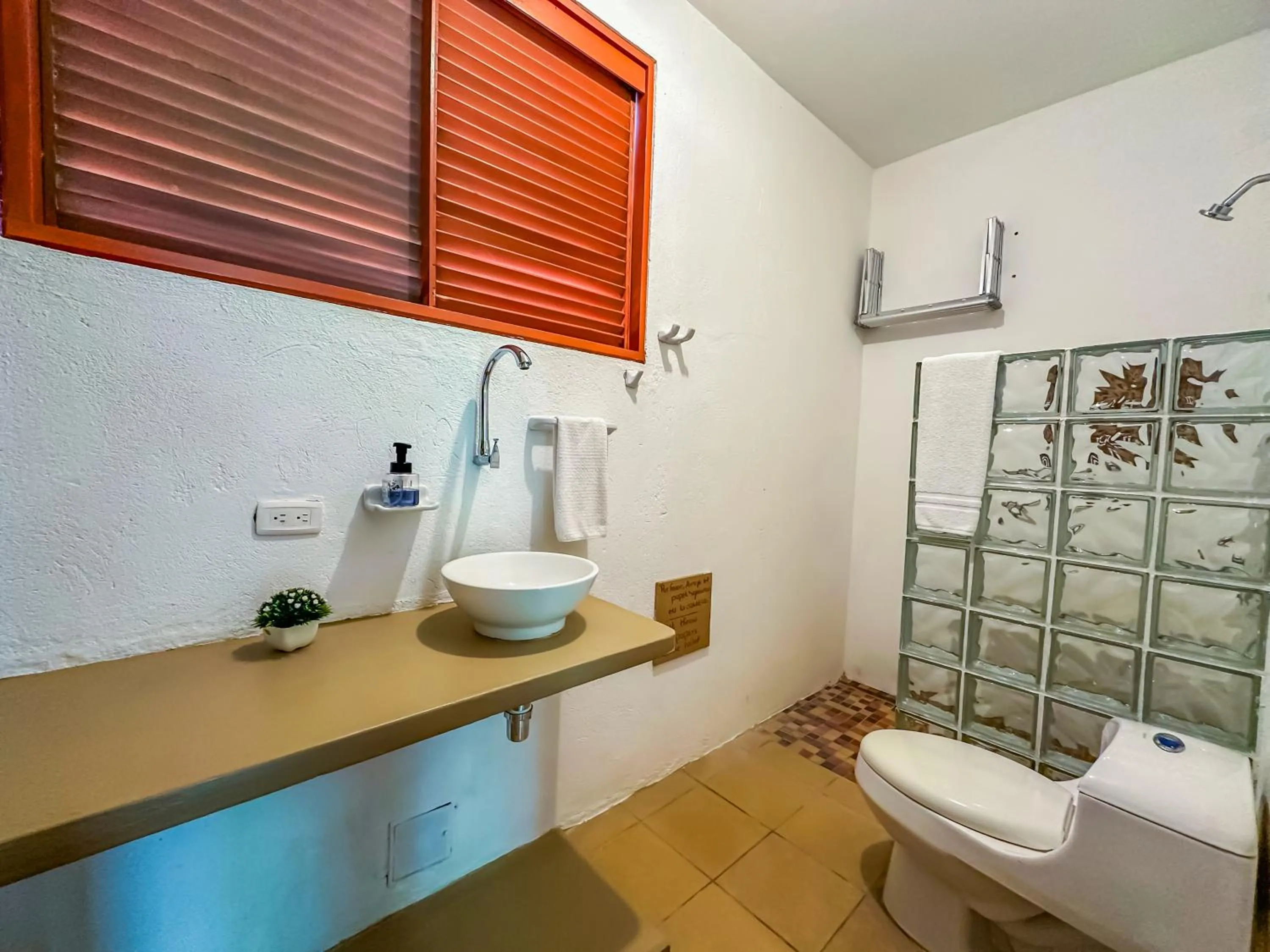 Shower in Hotel Chiniu